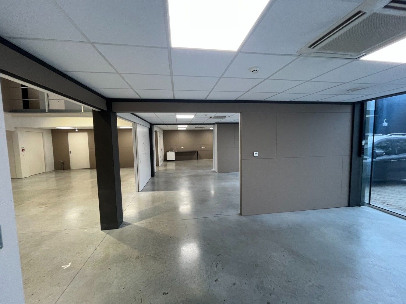 Bedrijfshal met kantoor foto 8