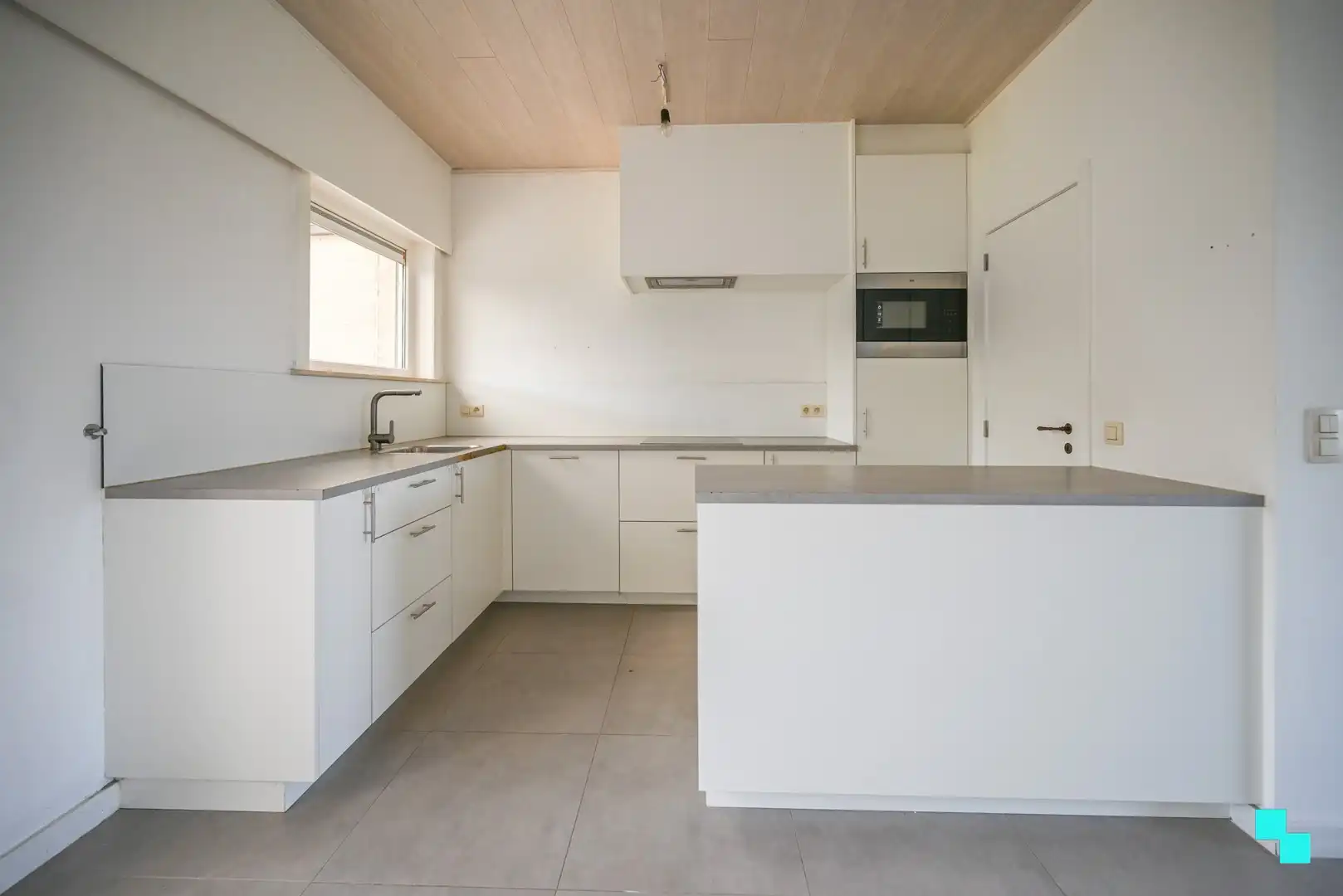 Gerenoveerde woning met twee slaapkamers en ruime garage foto 7