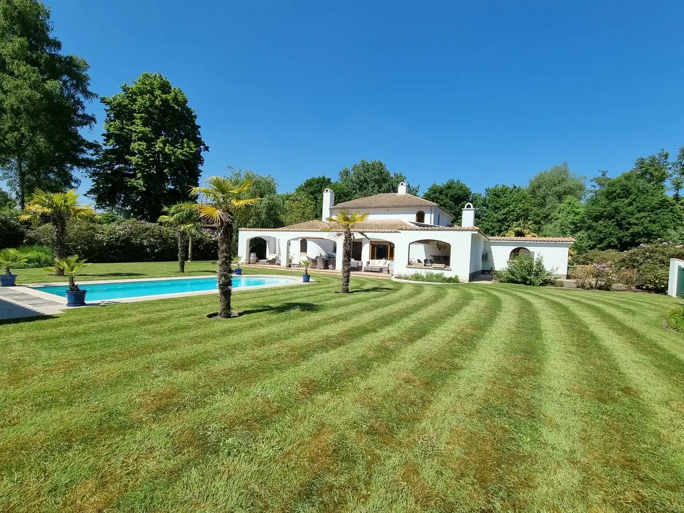 Spaanse villa, zeer rustig gelegen en gekaderd in een mooi verzorgde tuin voorzien van zwembad foto 3