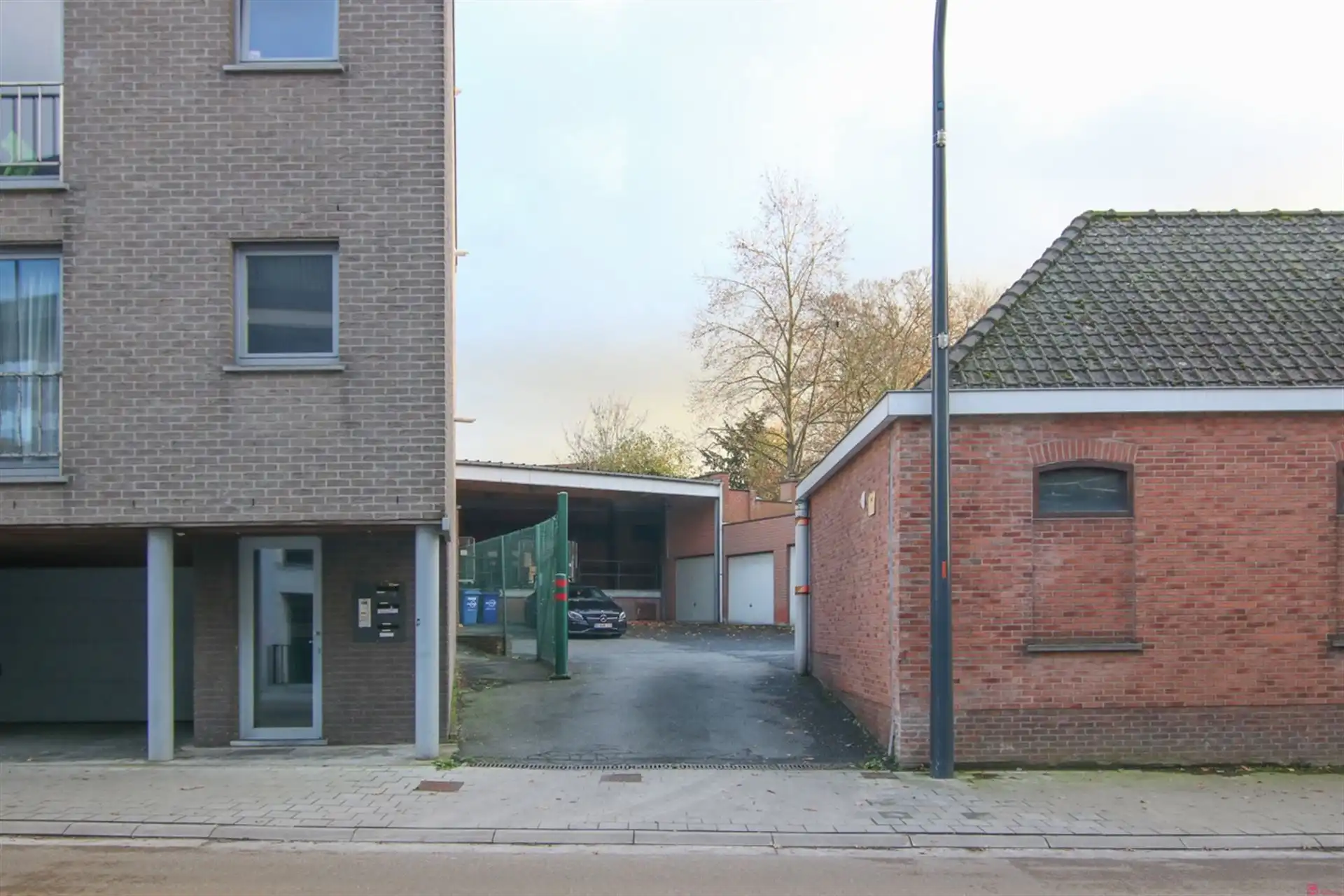 Handelspand met magazjin of projectgrond foto 3