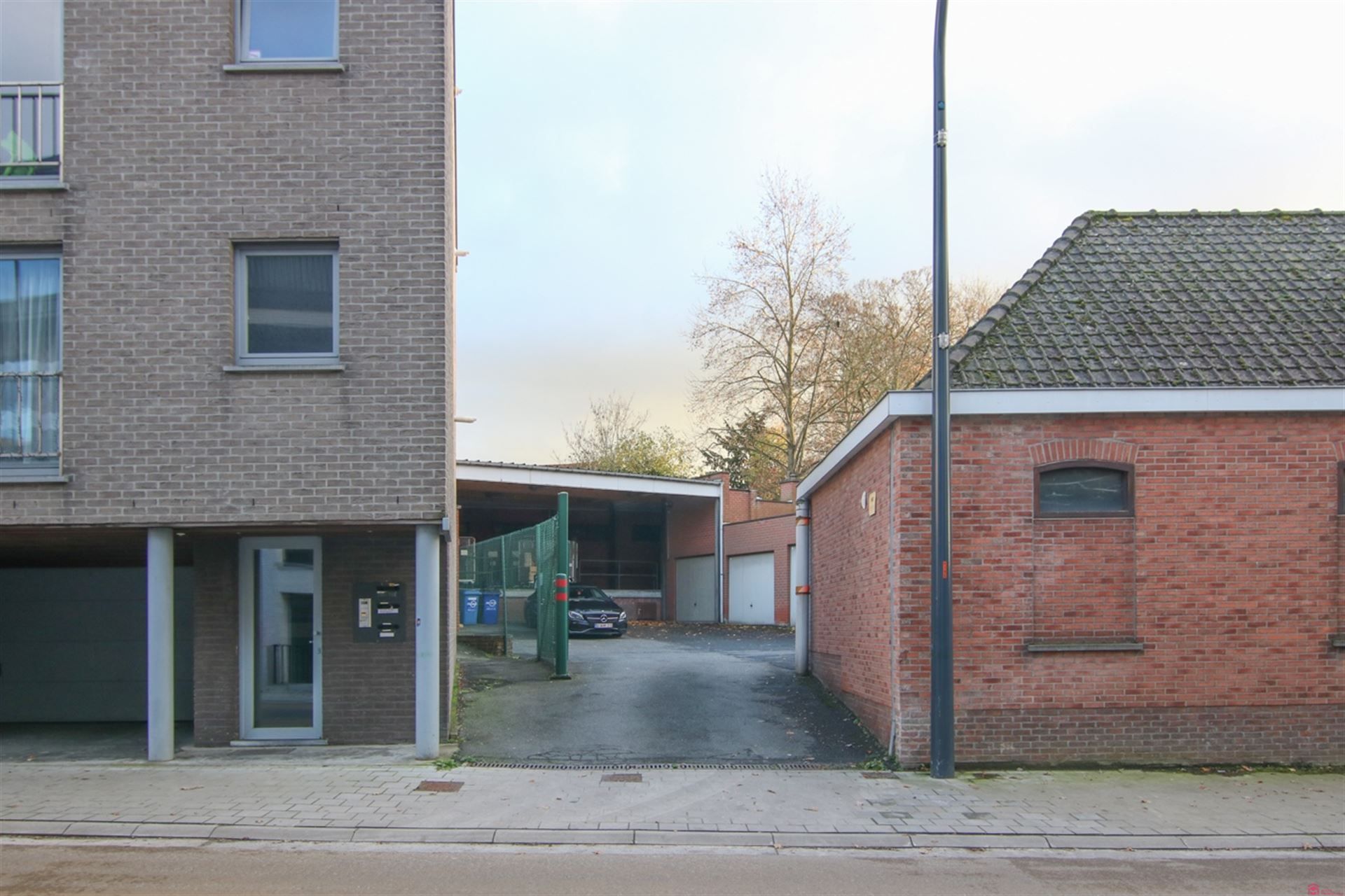 Handelspand met magazjin of projectgrond foto 3