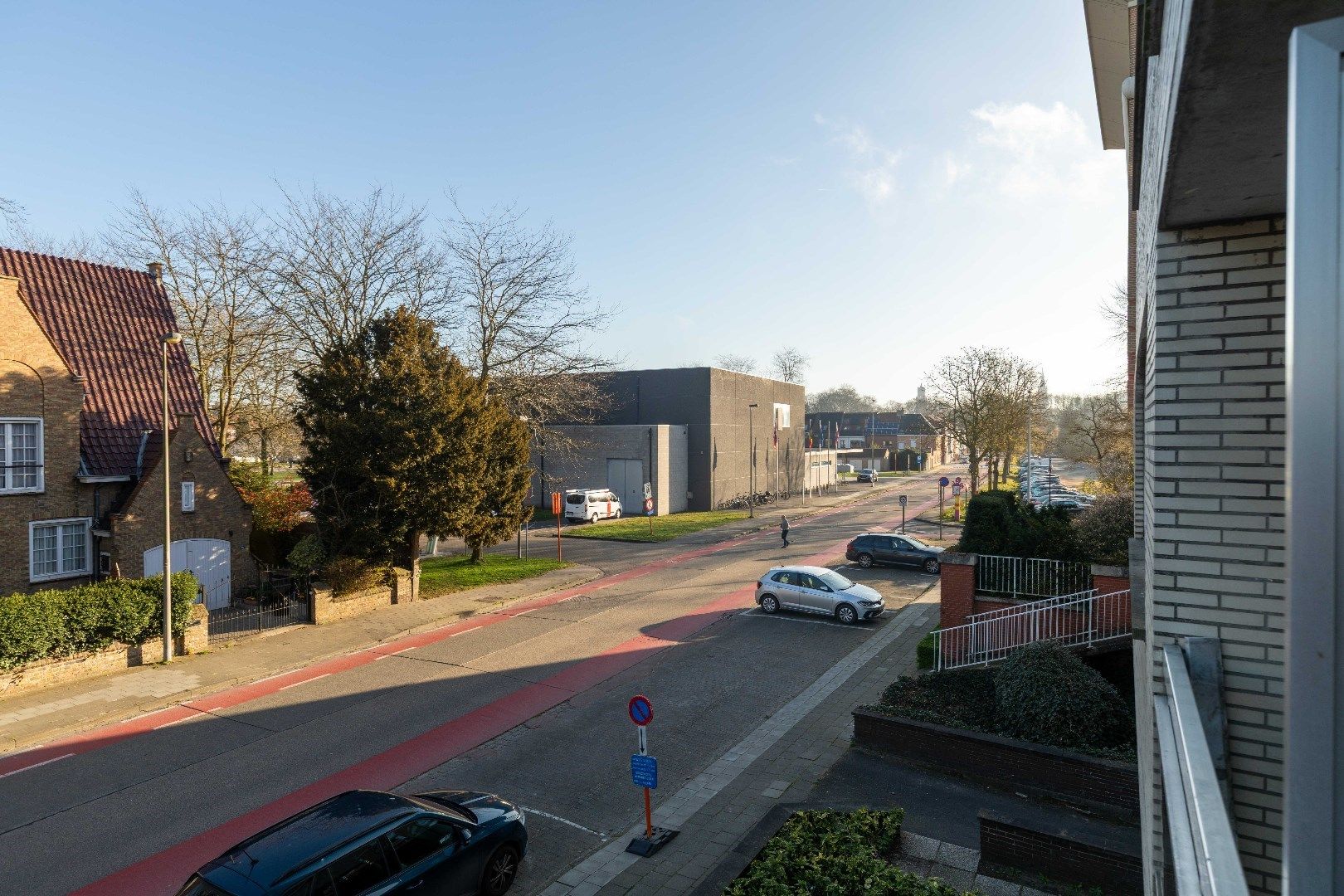 Zéér ruim appartement met open zichten, grote garage en drie slaapkamers te Sint-Andries. foto 7