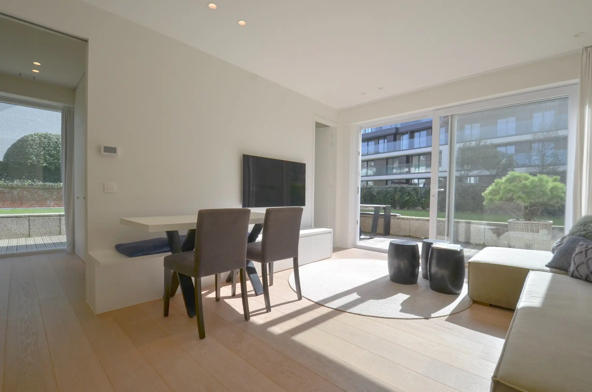 Volledig gerenoveerd hoek-appartement met een ruim zuid gericht terras gelegen aan de Zeedijk in het Zoute. foto 8