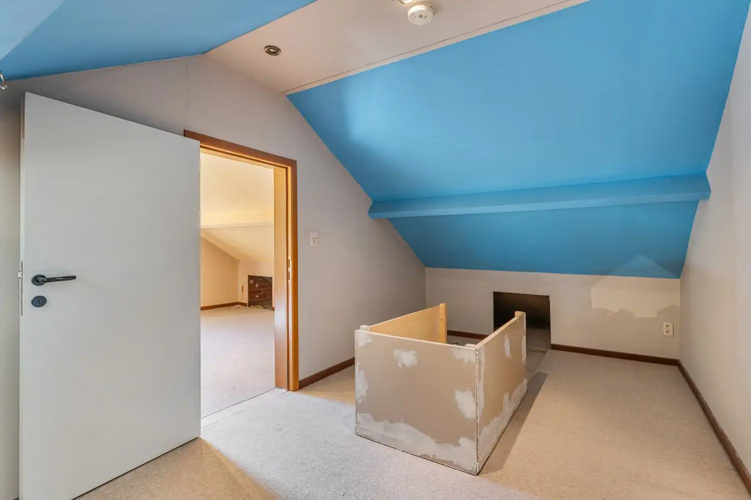 Goed gelegen en half open woning met 3 ruime slaapkamers, een extra leefruimte, een garage en een tuin te Kessel-Lo! foto 19