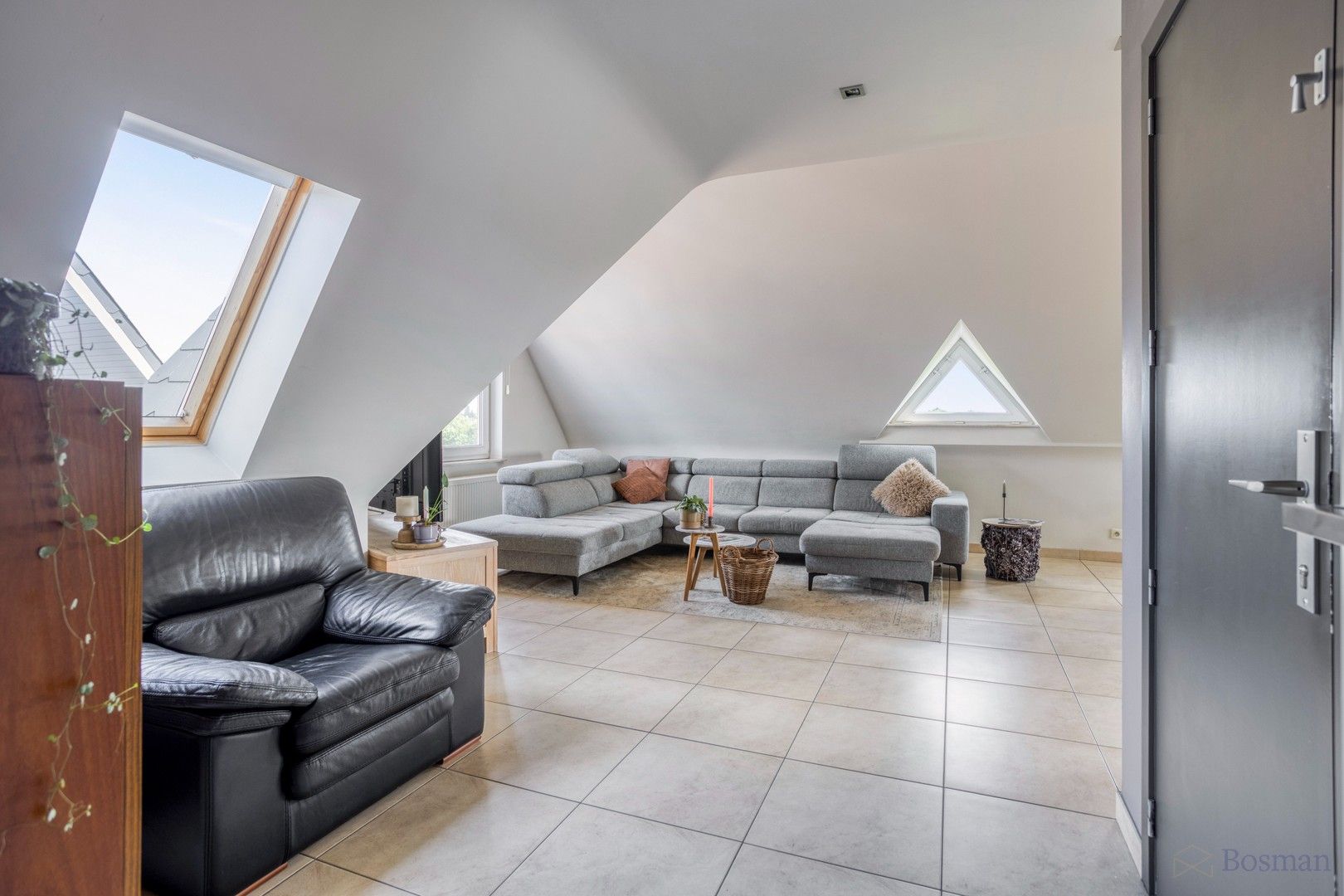 Zeer ruim appartement te koop in Geel foto 3