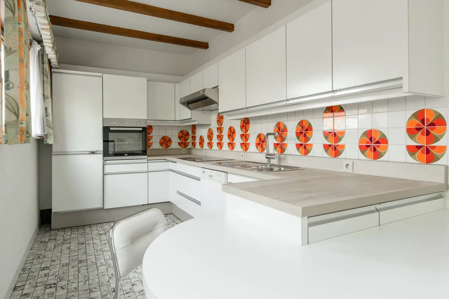 Charmante op te frissen woning van 187 m² op een toplocatie in Pelt! foto 15