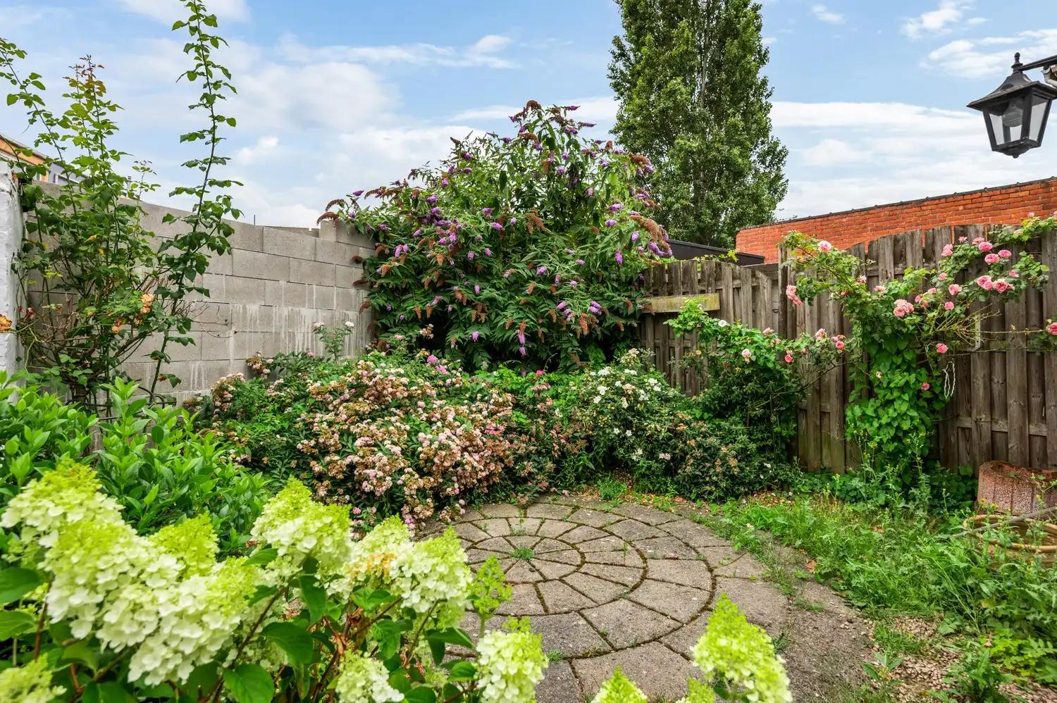 Charmante doch te renoveren woning met 2-3 slk, garage, tuin en veel potentieel vlakbij Rivierenhof! foto 8