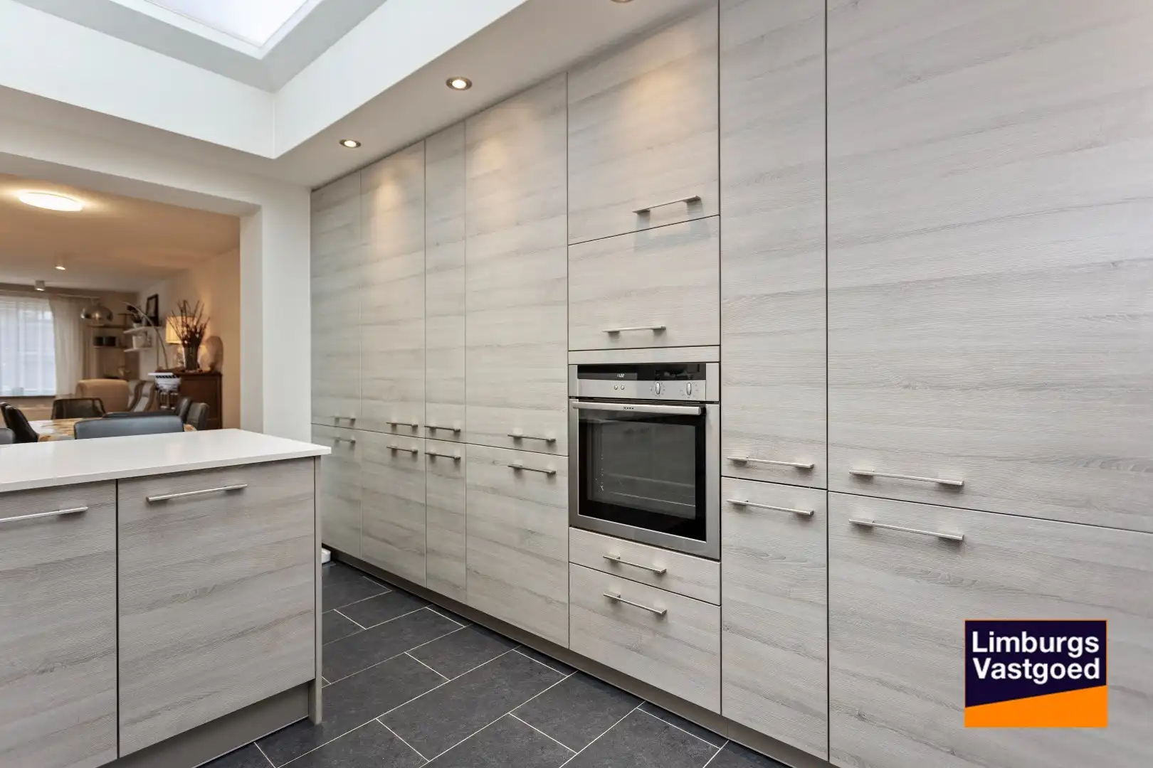 Stadswoning met 4 slpk, zuidgerichte tuin en garage, nabij kleine ring, station en Vredespark foto 9