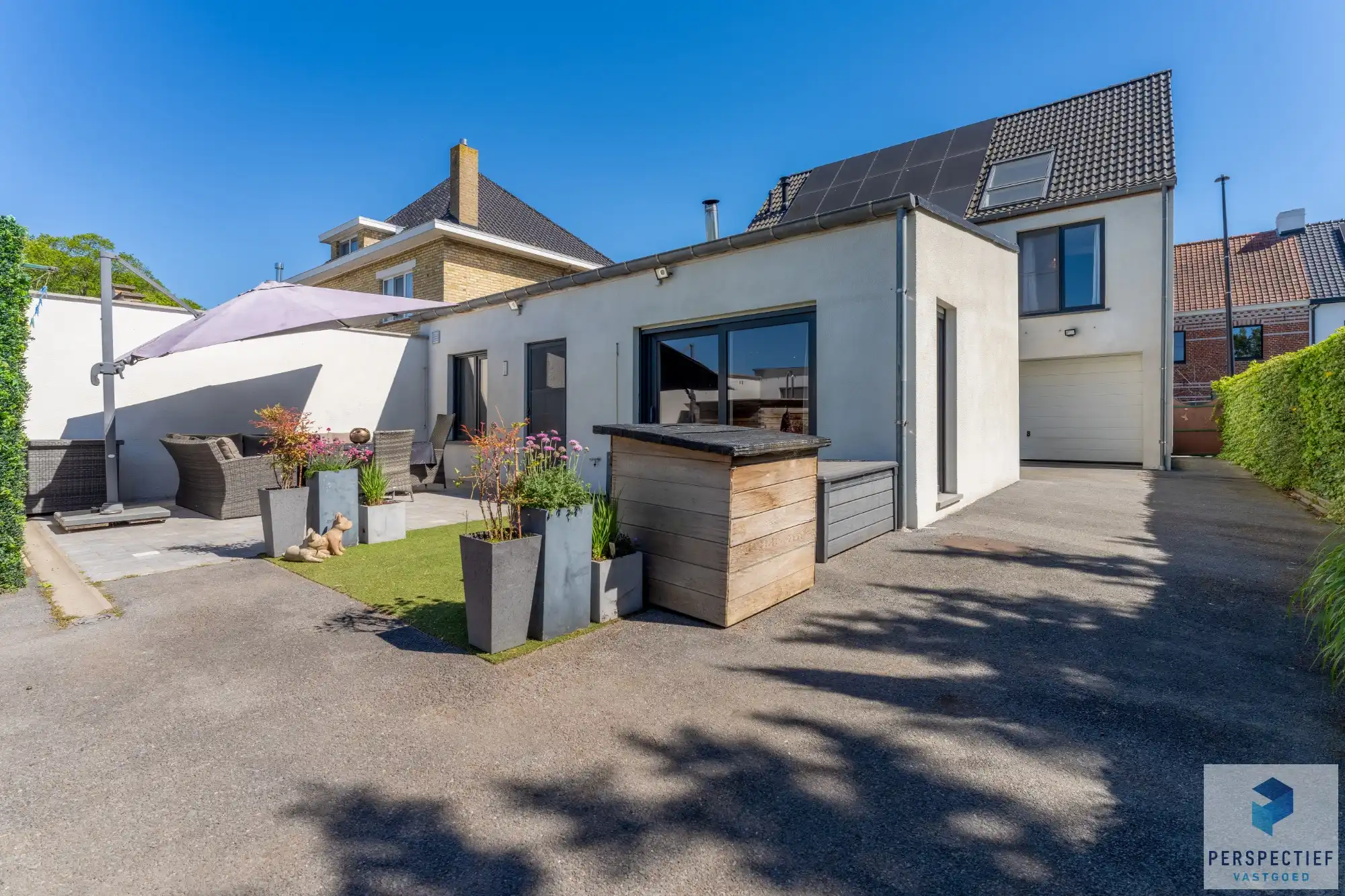 Ruime, instapklare woning met 4 slaapkamers, garage en magazijn op 970 m² foto 9
