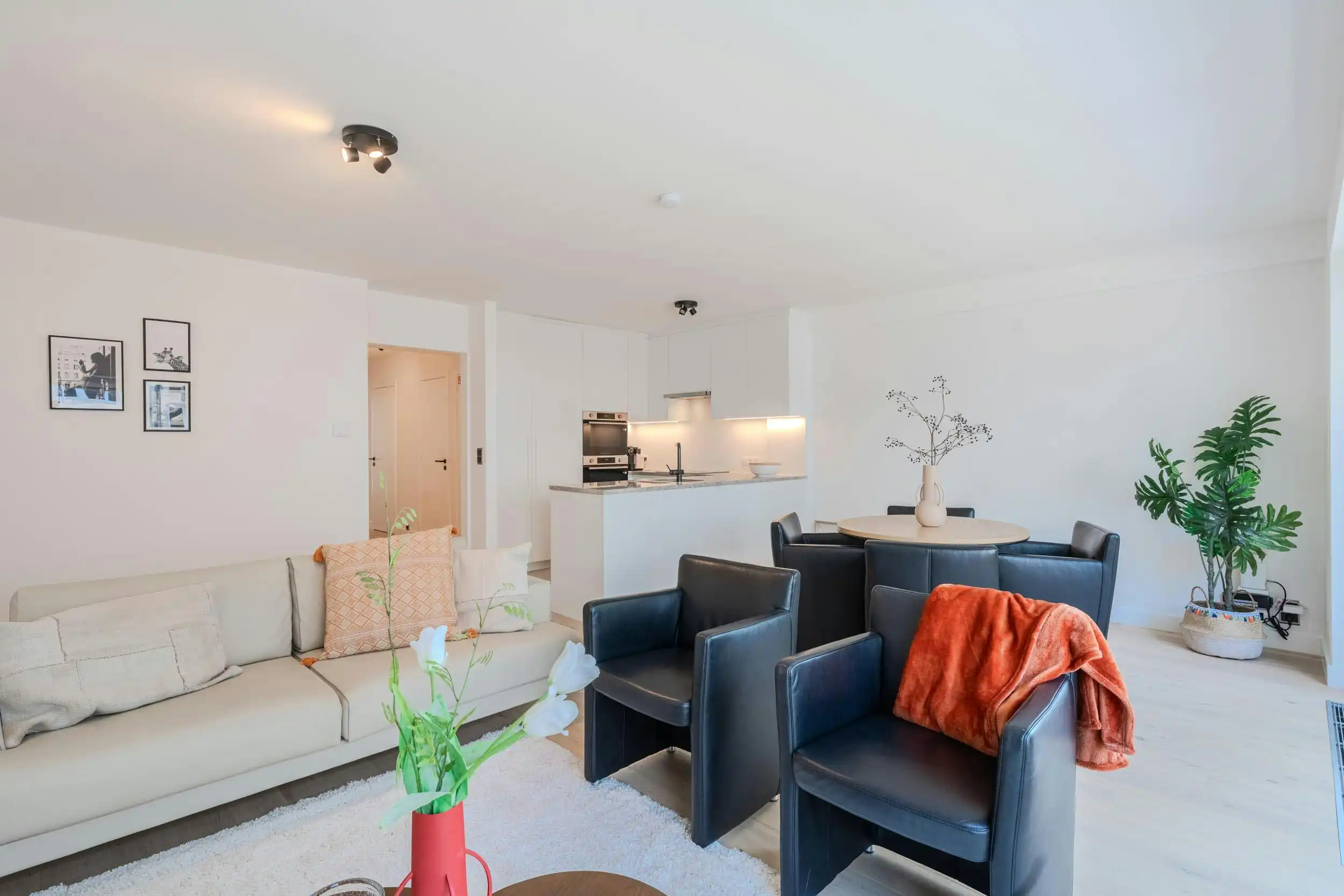 Prachtig gerenoveerd 2-slaapkamerappartement te Oostende foto 4