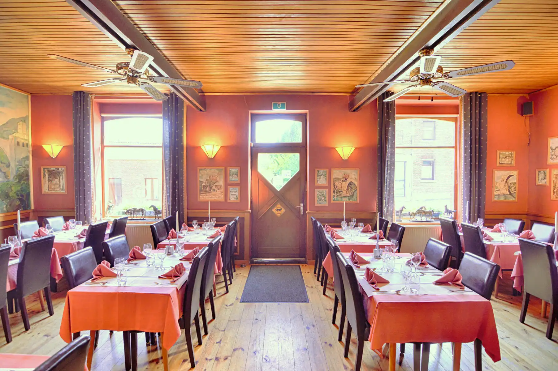 Riante woonst met statig horecapand en feestzaal foto 2