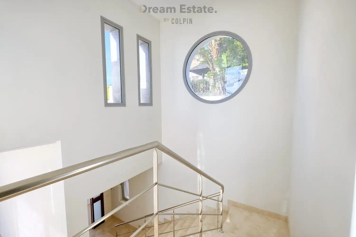 Nieuwe moderne villa met uitzicht op zee en bergen. foto 25