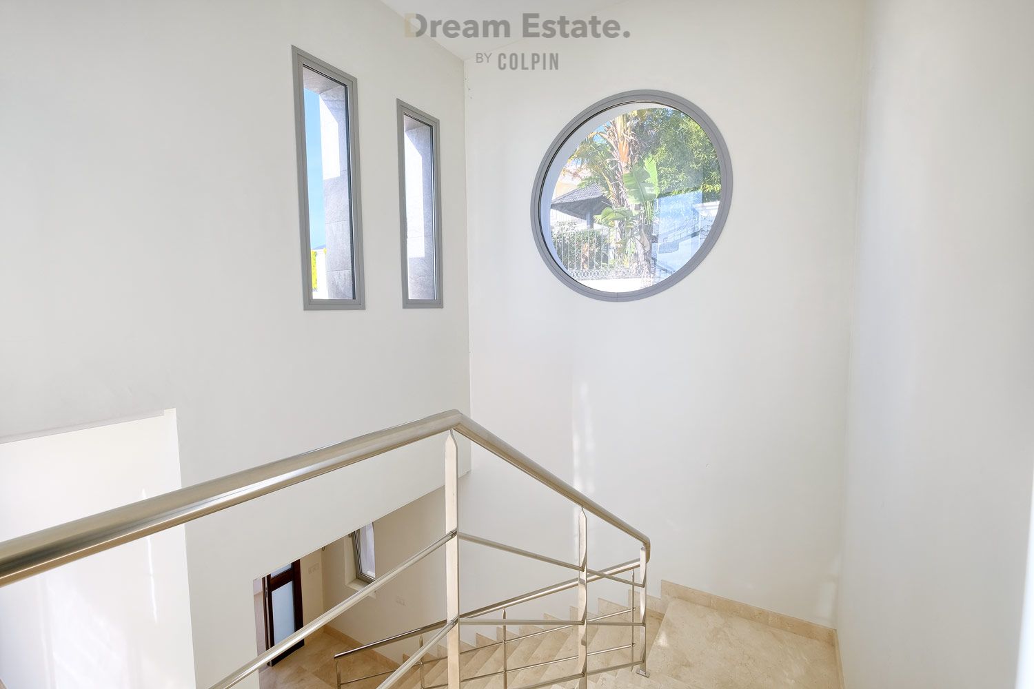 Nieuwe moderne villa met uitzicht op zee en bergen. foto 25