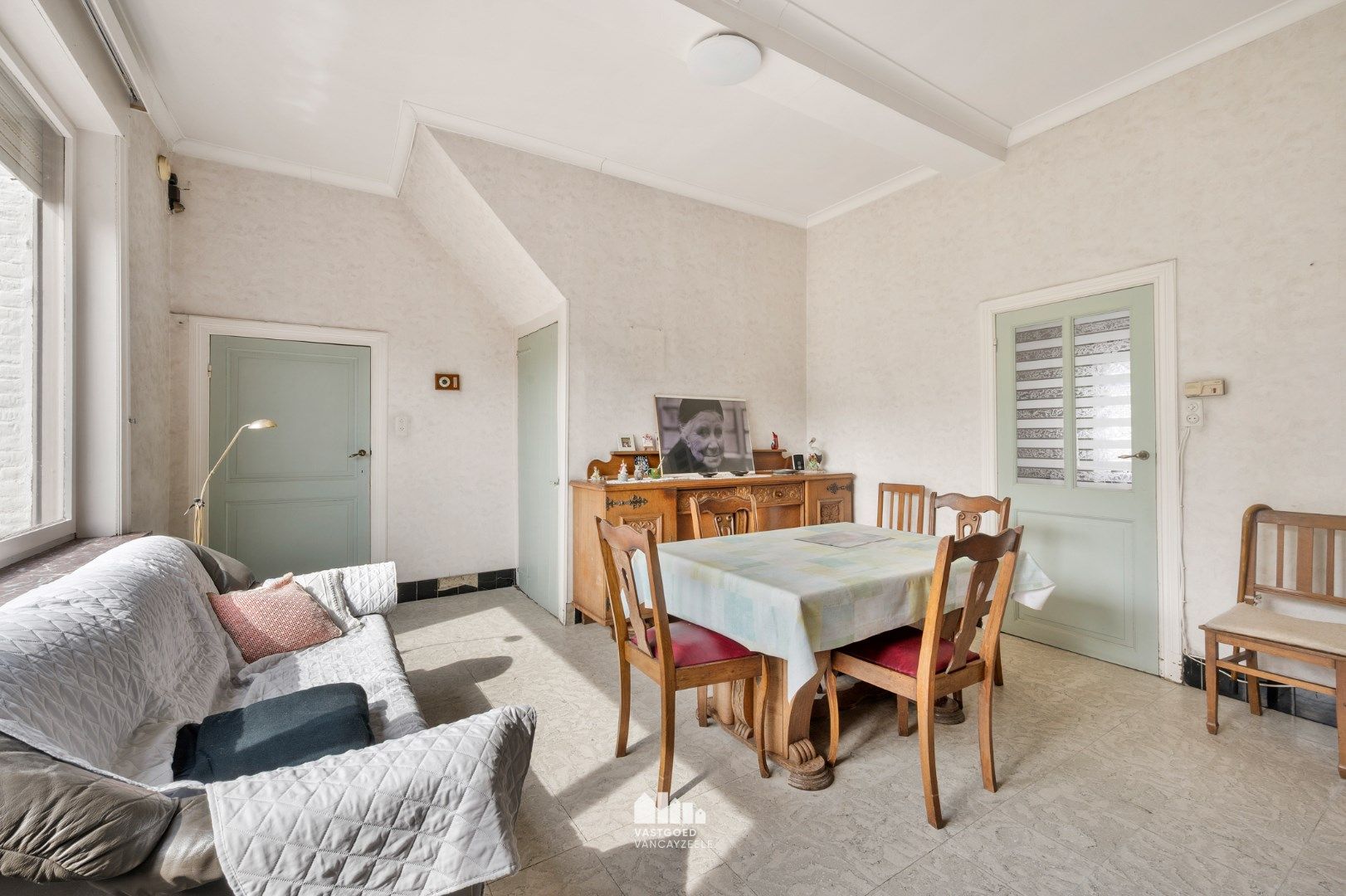 Te renoveren karaktervolle woning met garage in de dorpskern op een perceel van 1.180m².   foto 9