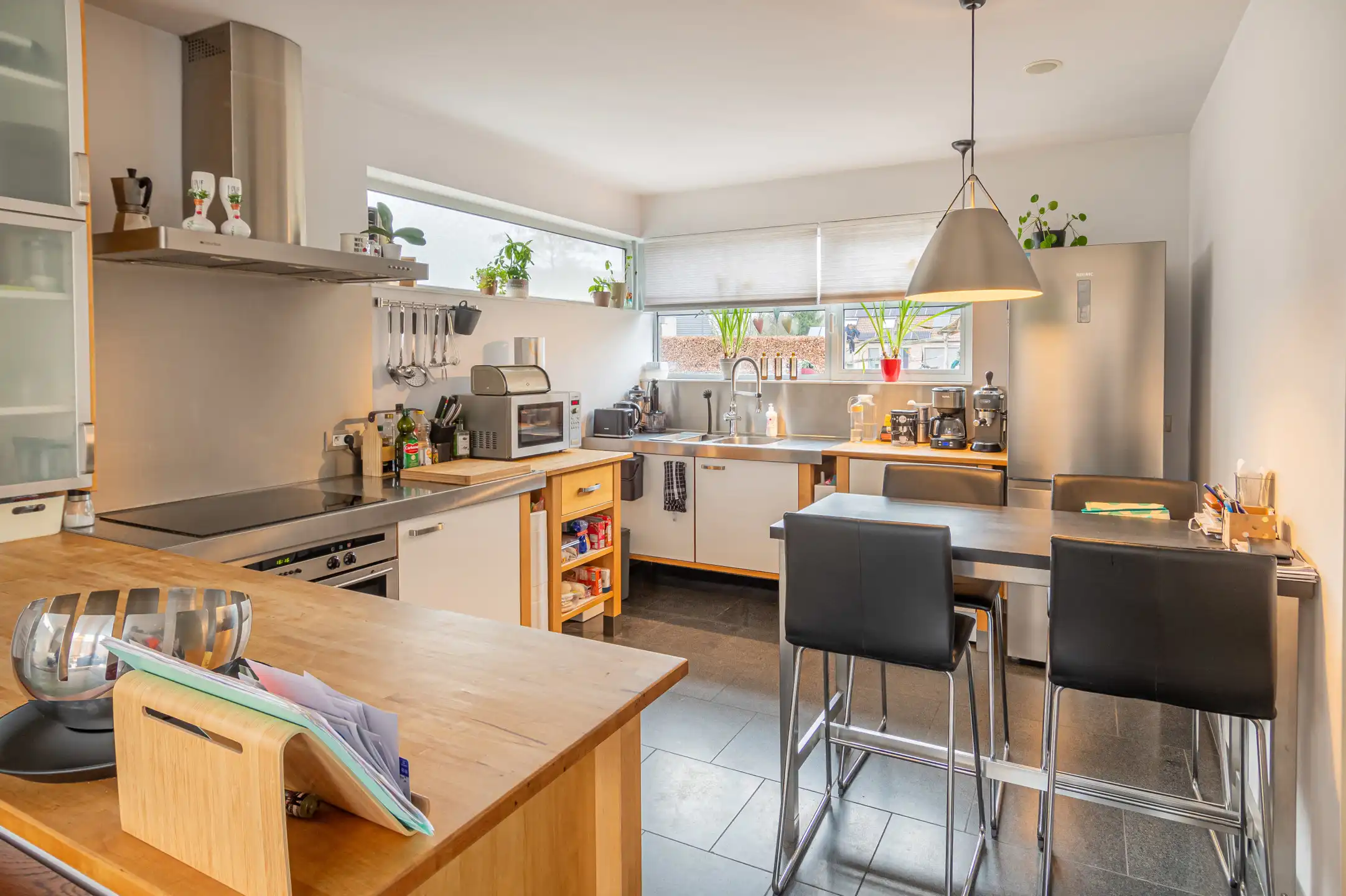 Ruime gezinswoning met tuin op rustige ligging foto 3