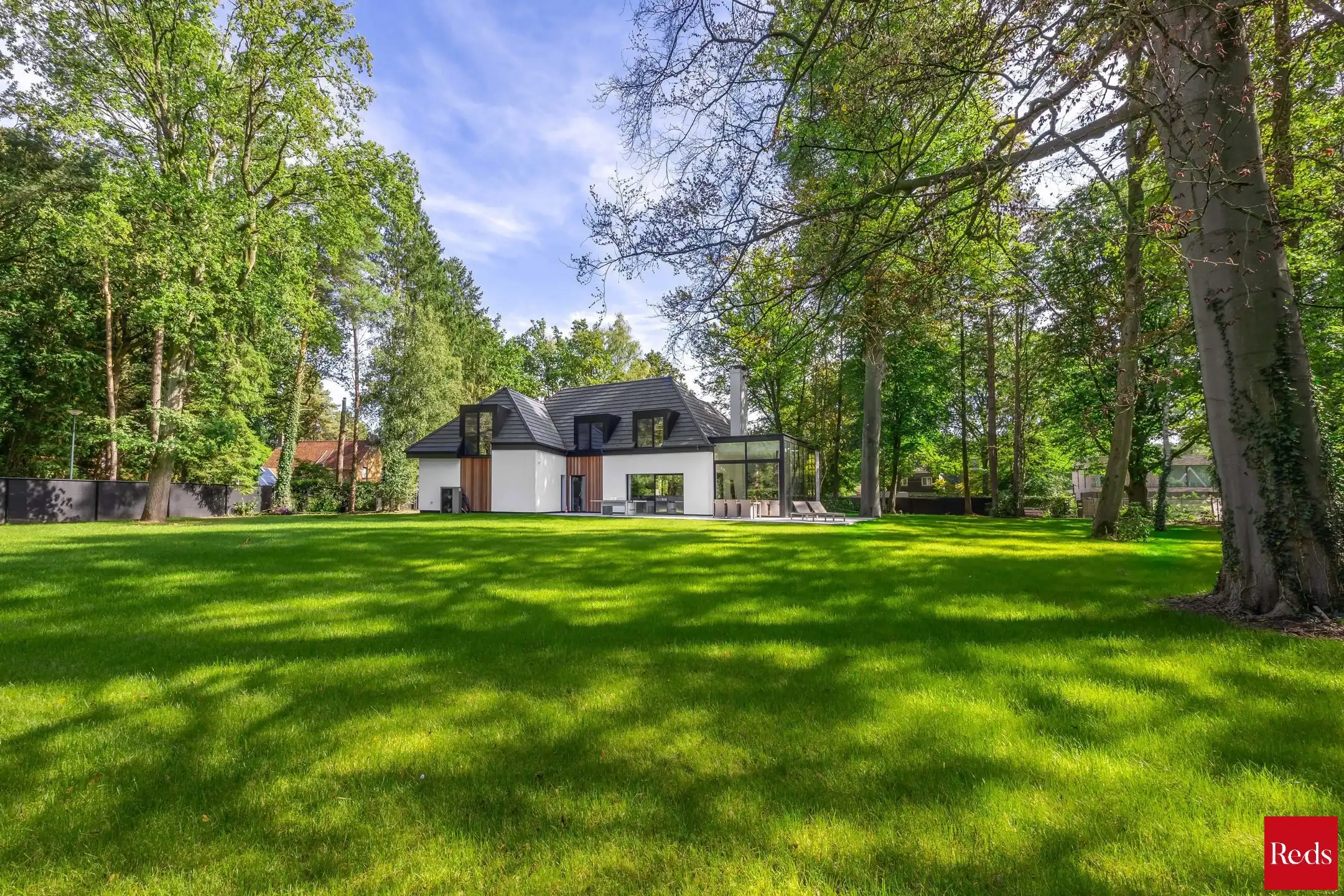 Luxe gerenoveerde villa (EPC A) op riant hoekperceel foto {{pictureIndex}}