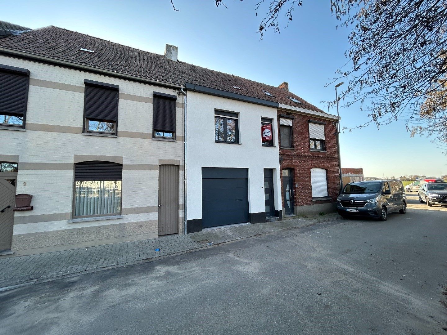 Instapklare rijwoning met veel bergruimte TE KOOP  in het bruisende Waregem. foto 24