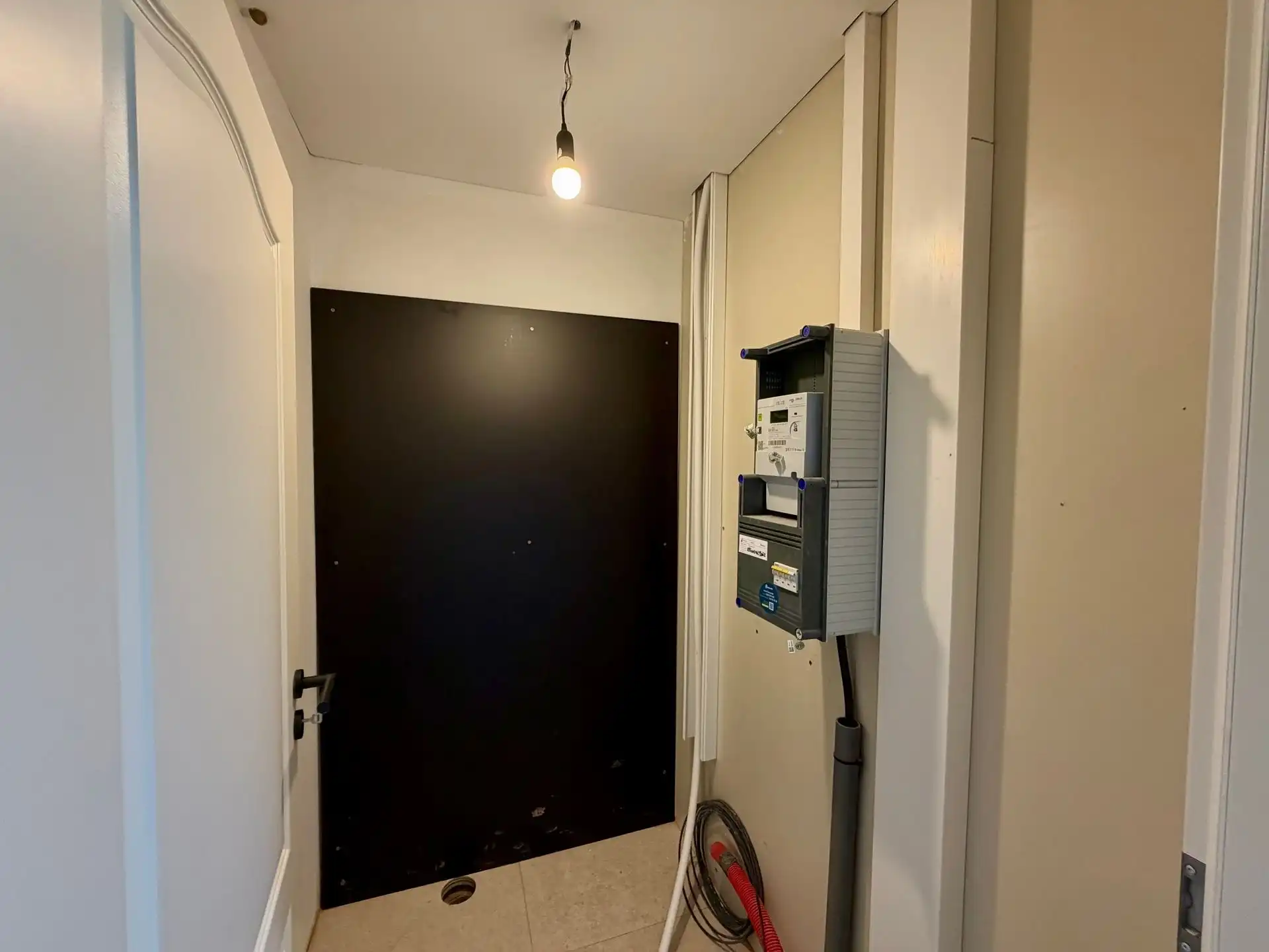 Uitzonderlijk ruim en volledig vernieuwd triplex appartement met drie slaapkamers, twee badkamers en een riant terras op een centrale locatie te Dilsen-Stokkem. foto 5
