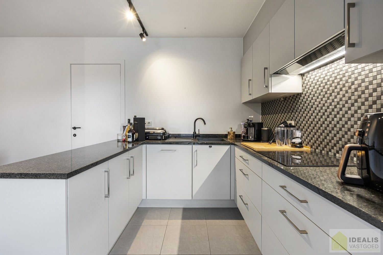 IDEALIS VASTGOED – PERFECT ONDERHOUDEN INSTAPKLAAR APPARTEMENT met een bewoonbare oppervlakte van 91m² bestaande uit een prachtige leefruimte, 2 zeer ruime slaapkamers, een aangenaam terras en ondergrondse parkeerplaats! Het appartement is gelegen in hartje Pelt op wandelafstand van horeca, shopping en openbaar vervoer! foto 13