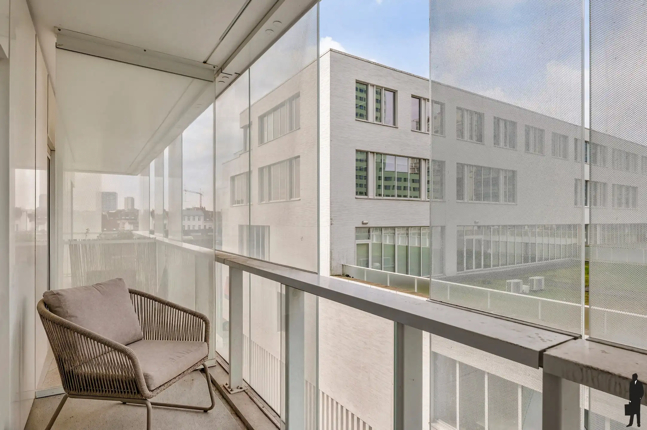 Compacte en lichtrijke studio nabij Park Spoor Noord foto {{pictureIndex}}