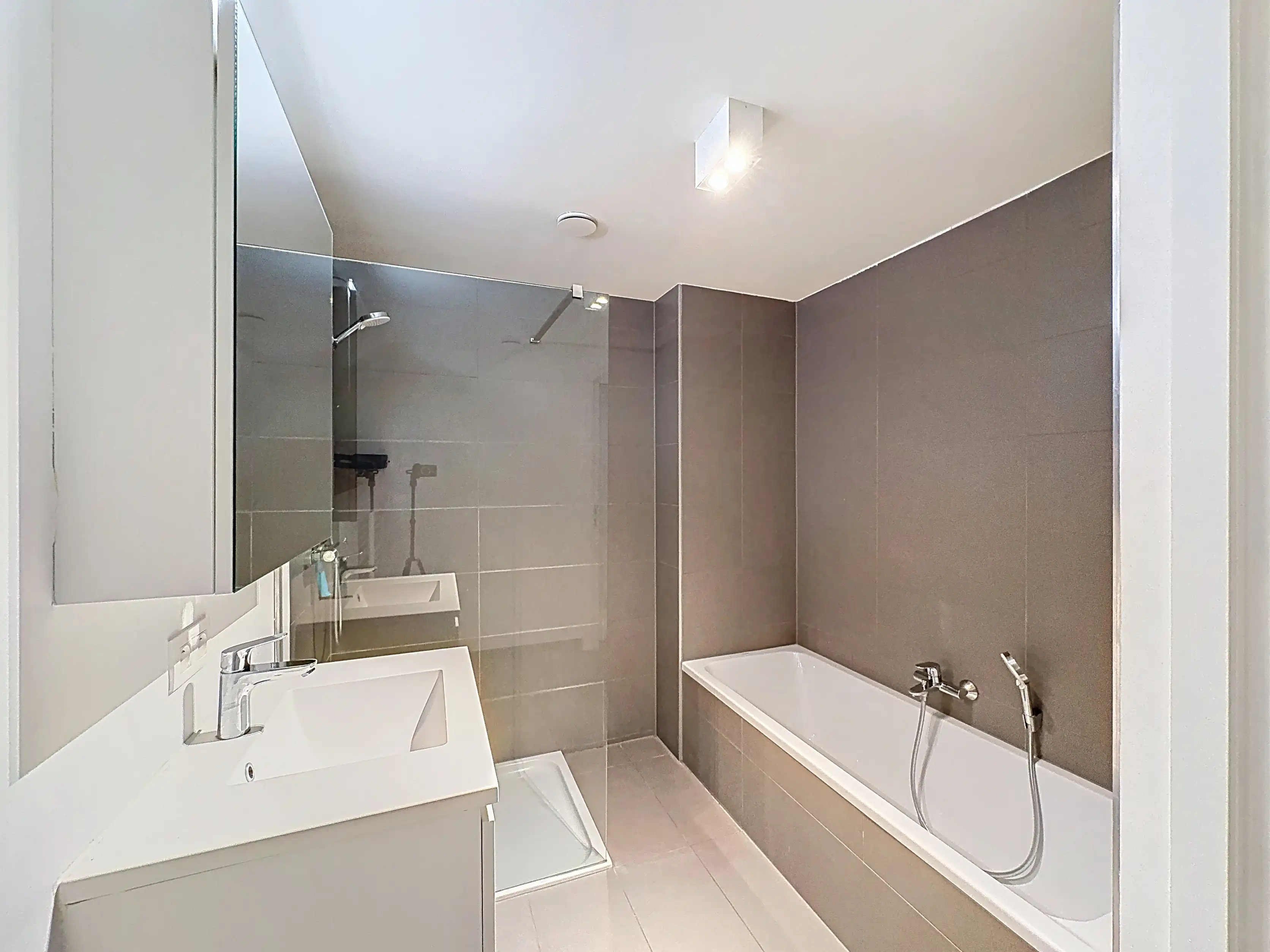 Recent 1-slpk appartement met kanaalzicht + parking, Brussel foto 8