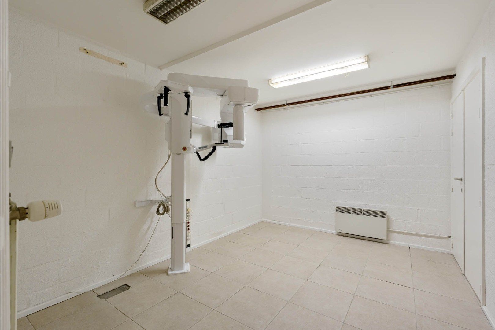 Ruim, zeer energiezuinig kantoor in het centrum van Neeroeteren met diverse mogelijkheden!   foto 22