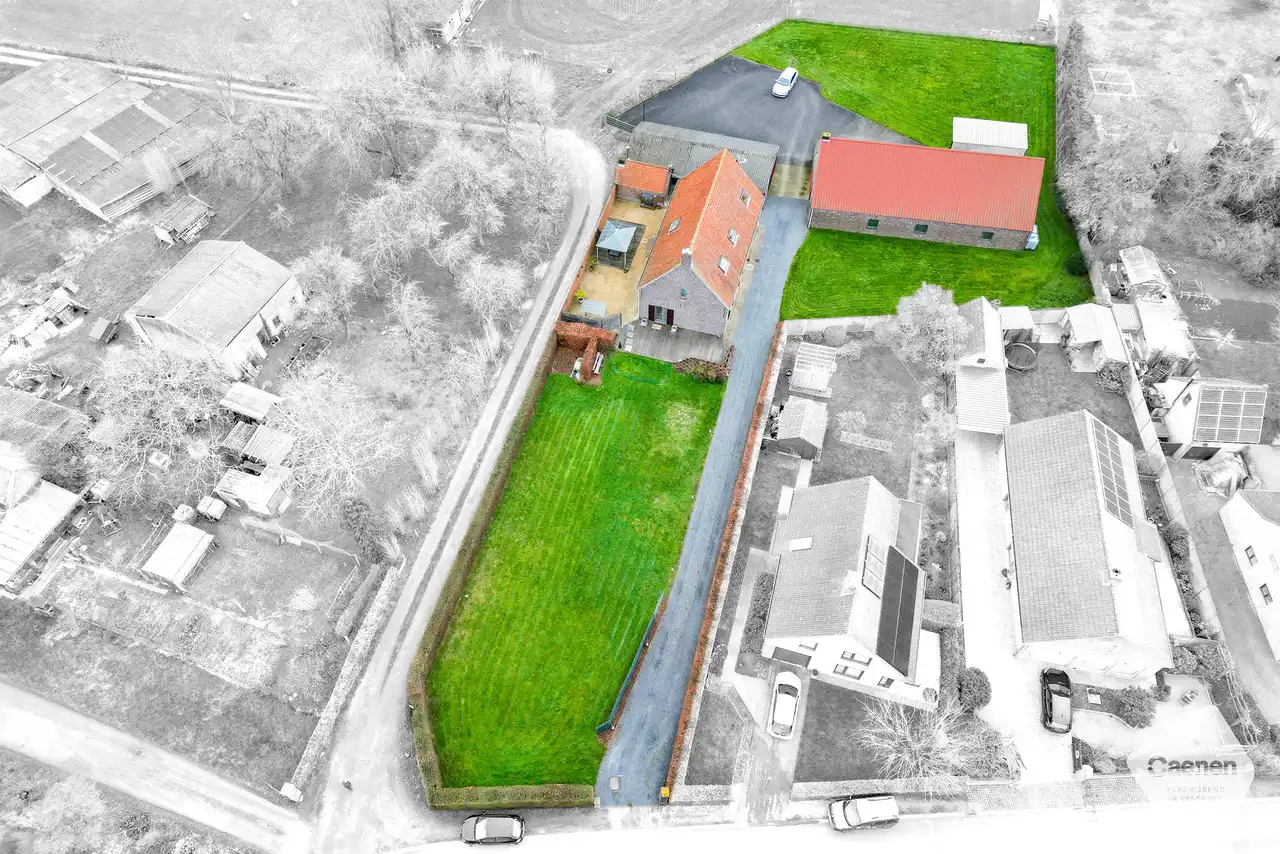 Hoofdfoto van de publicatie: AUTHENTIEKE WONING op 3060&nbsp;m²&nbsp;in landelijke omgeving met 5 slaapkamers en 2 ruime bijgebouwen