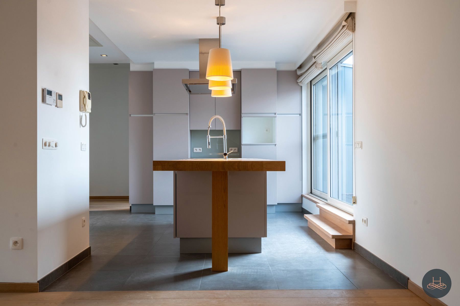 Ruim appartement met grote garage foto 6