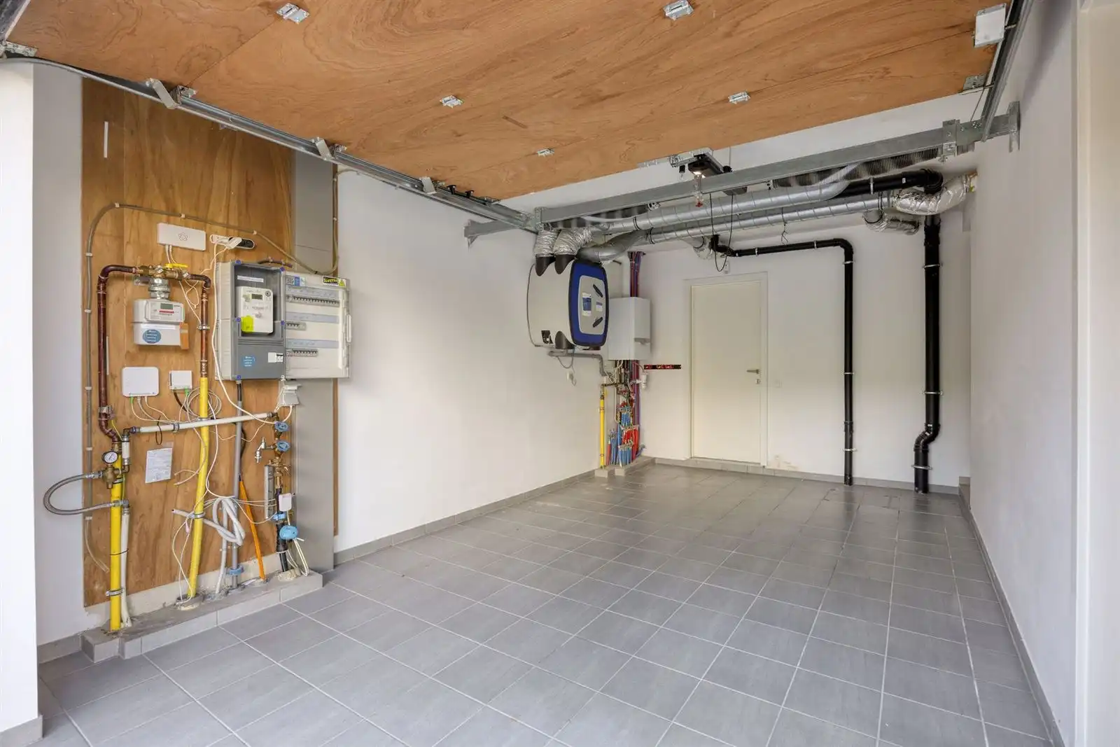 Recente 3-gevelwoning met 3 slaapkamers, tuin en garage foto 15