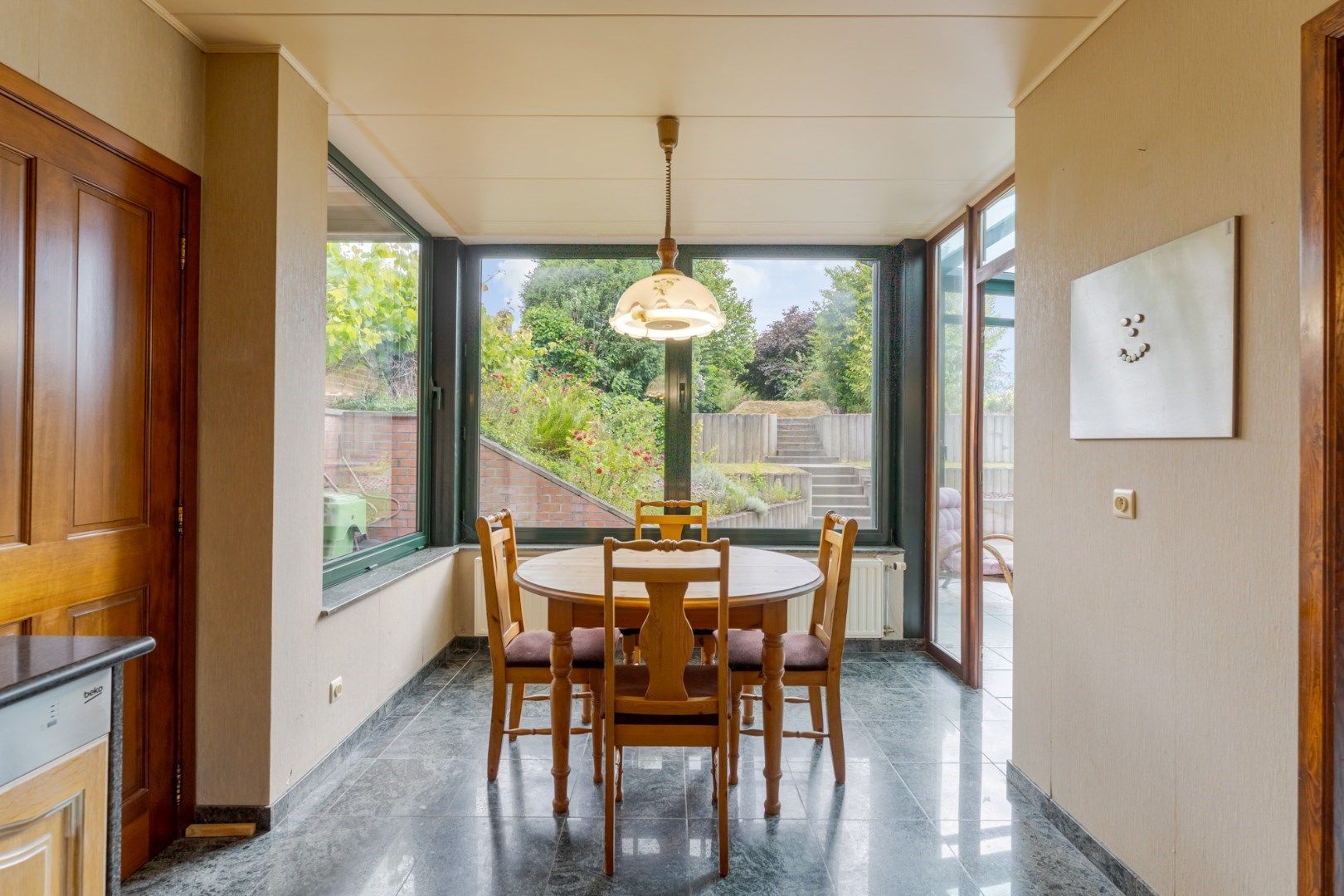 Verzorgde, op te frissen woning met 3 slaapkamers en uitbreidingsmogelijkheden, garage en tuin op 10a, vlak bij het centrum van Hoeselt foto 9