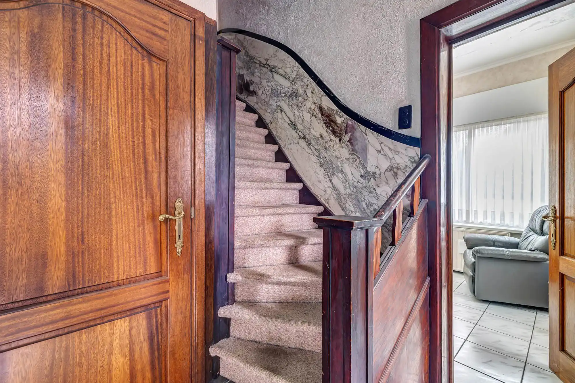 Ruime woning met twee entiteiten en ruime garage foto 2