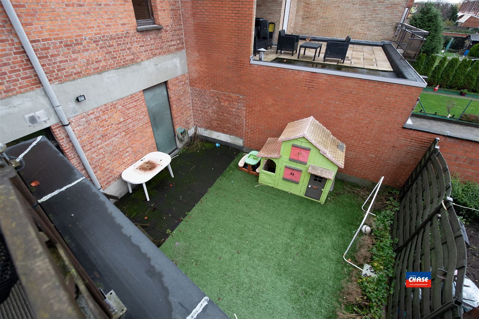 Handelshuis met groot appartement, garage en tuin foto 14