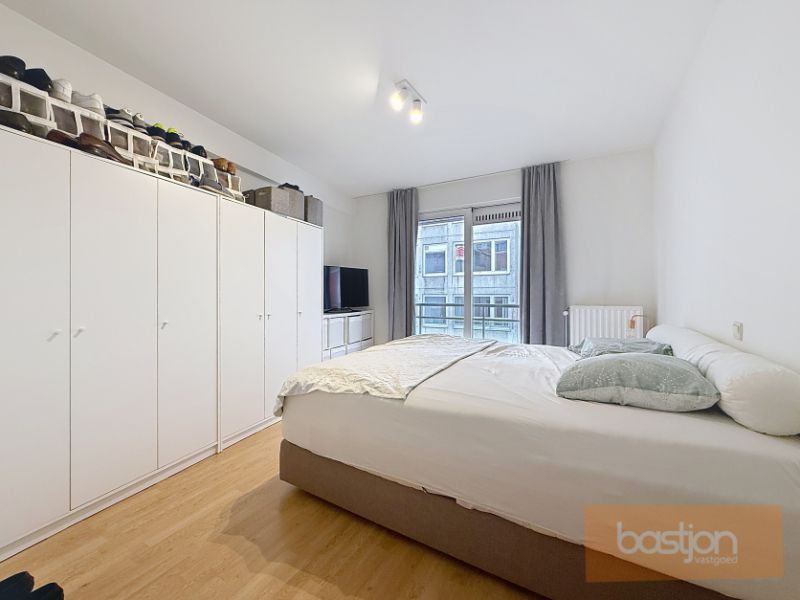 Centraal gelegen ruim appartement met 3 slaapkamers en garage. foto 8