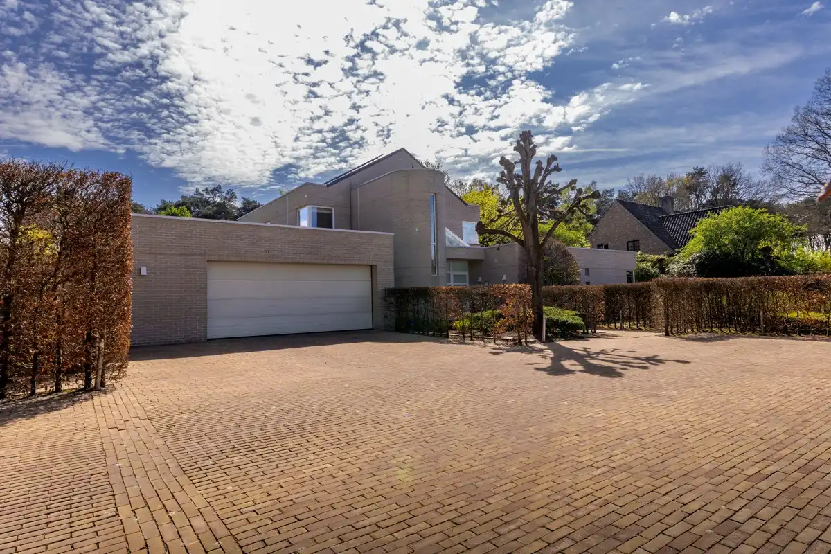 Architecturale villa op 3451 m² met 5 slaapkamers omgeven door natuur. foto 5