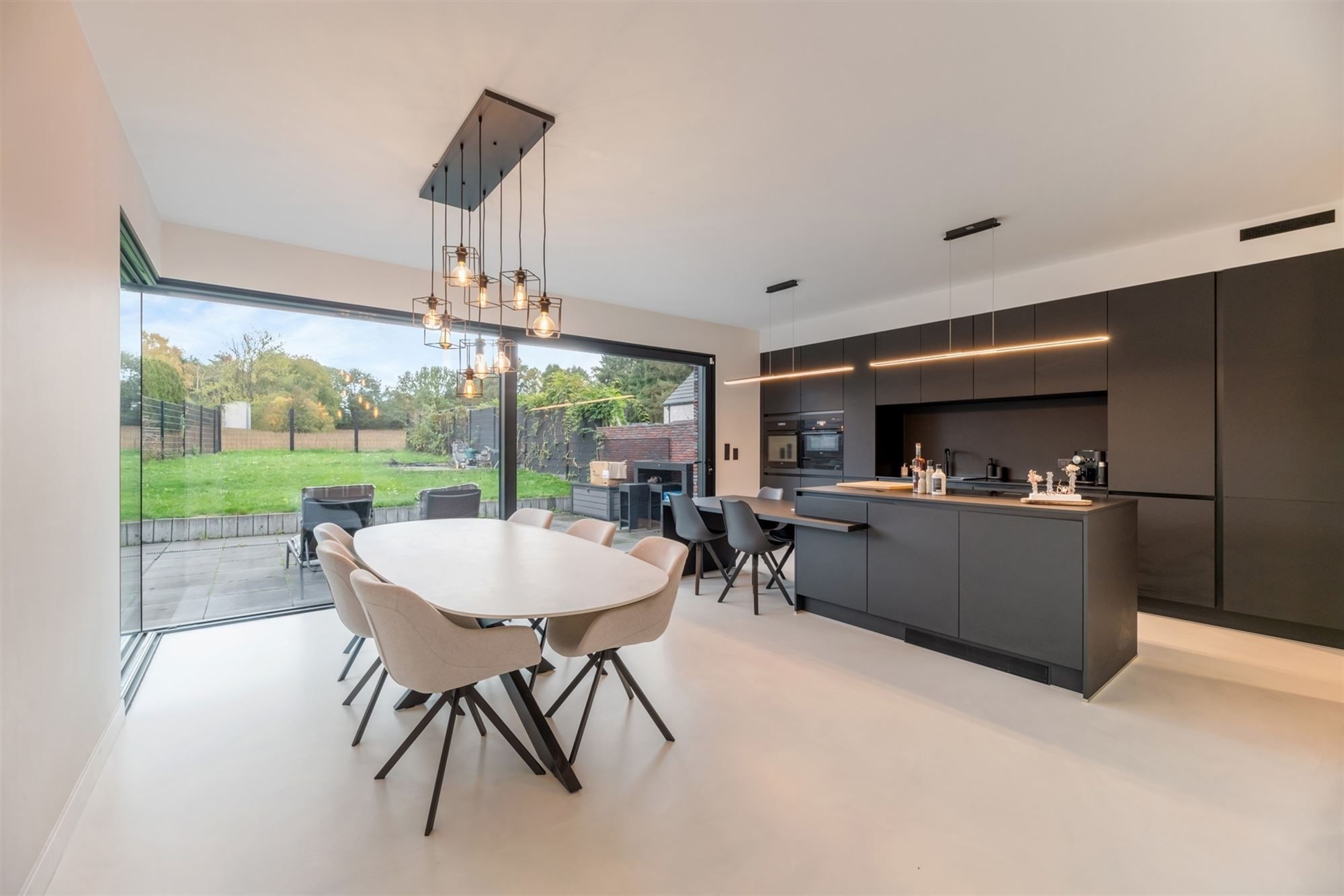 MODERNE VOLLEDIG AFGEWERKTE EN INSTAPKLARE WONING MET 3 SLAAPKAMERS EN POLYVALENTE KELDER VOOR BIJBEROEP foto 5