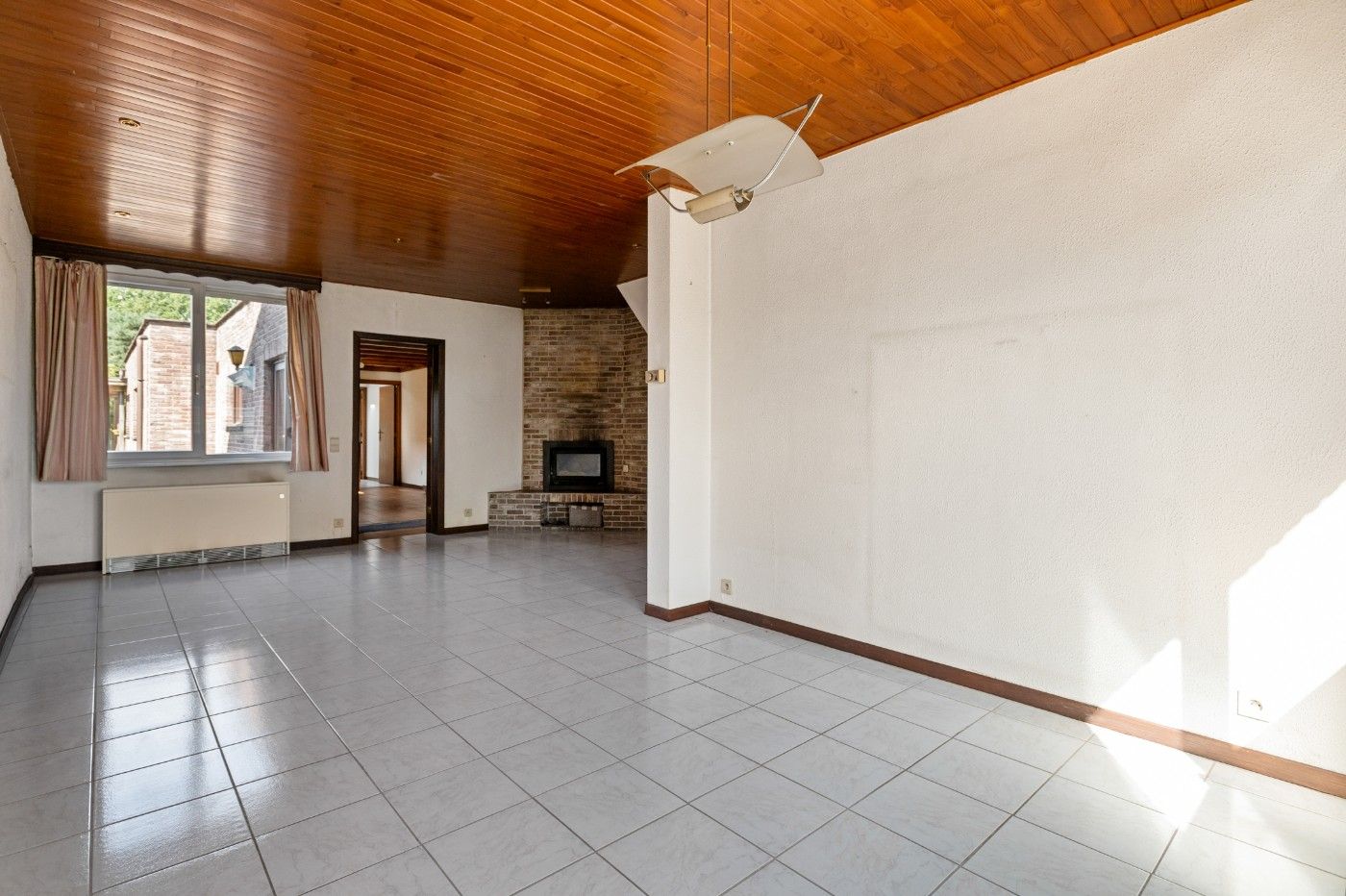 Te renoveren, vrijstaande woning met 2 slpk., oprit en diepe tuin foto 2