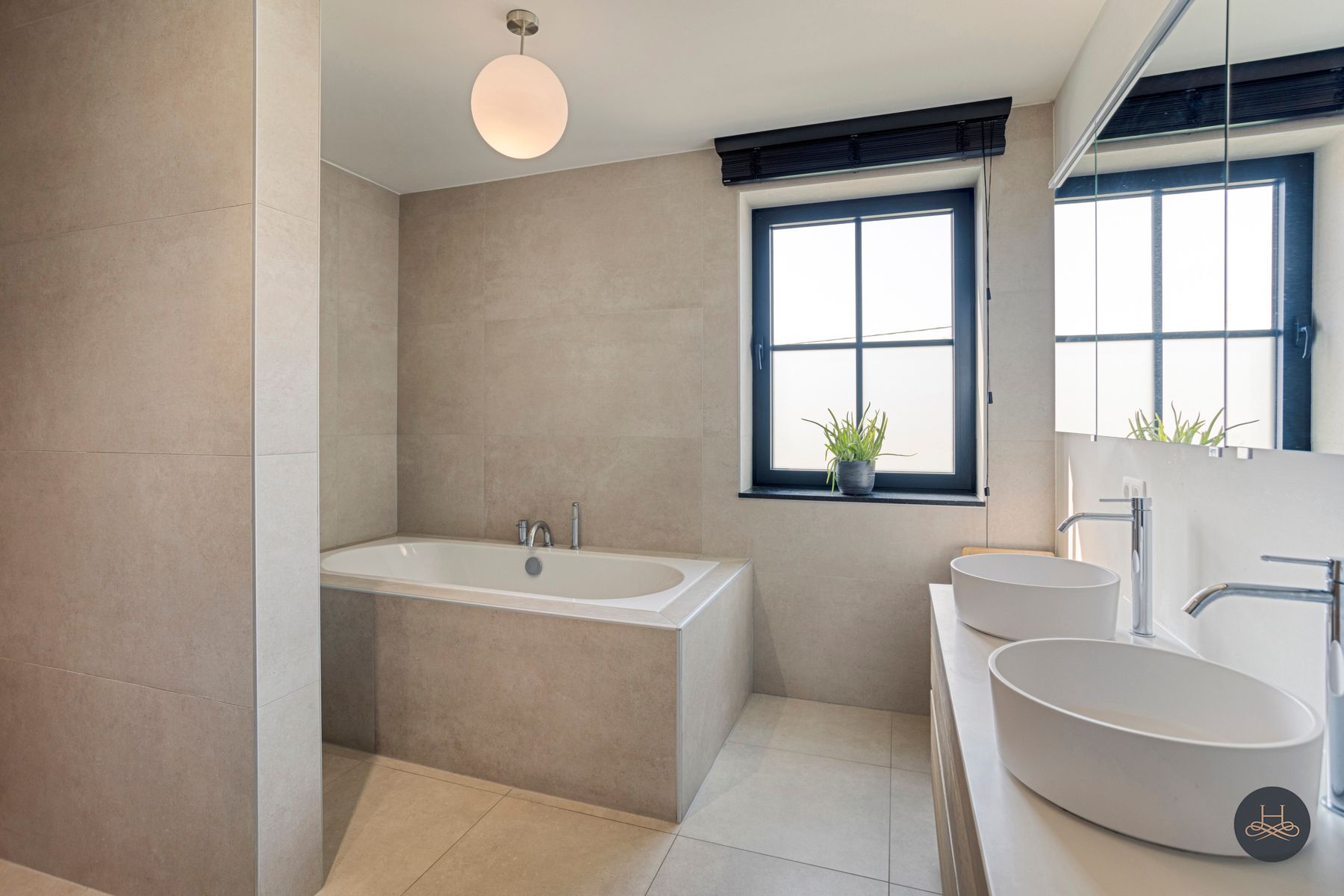 Recente moderne halfopen woning met zicht op groen foto 17
