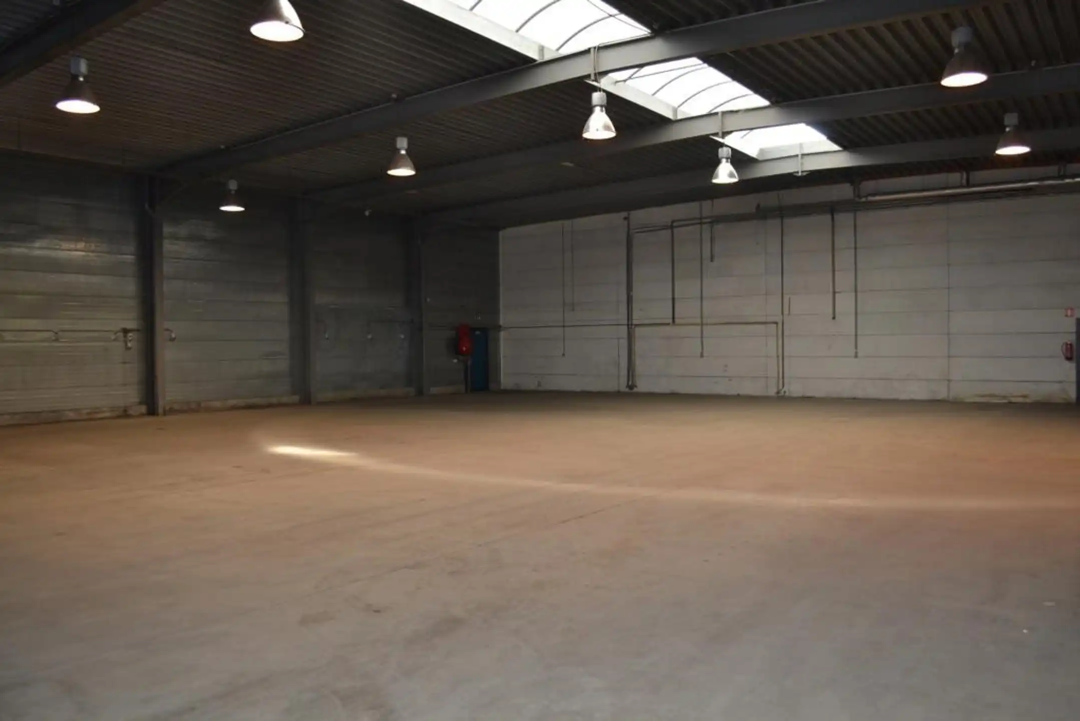 TE HUUR Magazijnruimte met kantoor in Verrebroek foto 4