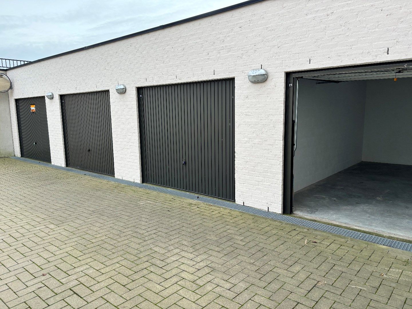 Ruime garagebox in de Aalscholverstraat te Bredene! foto 3