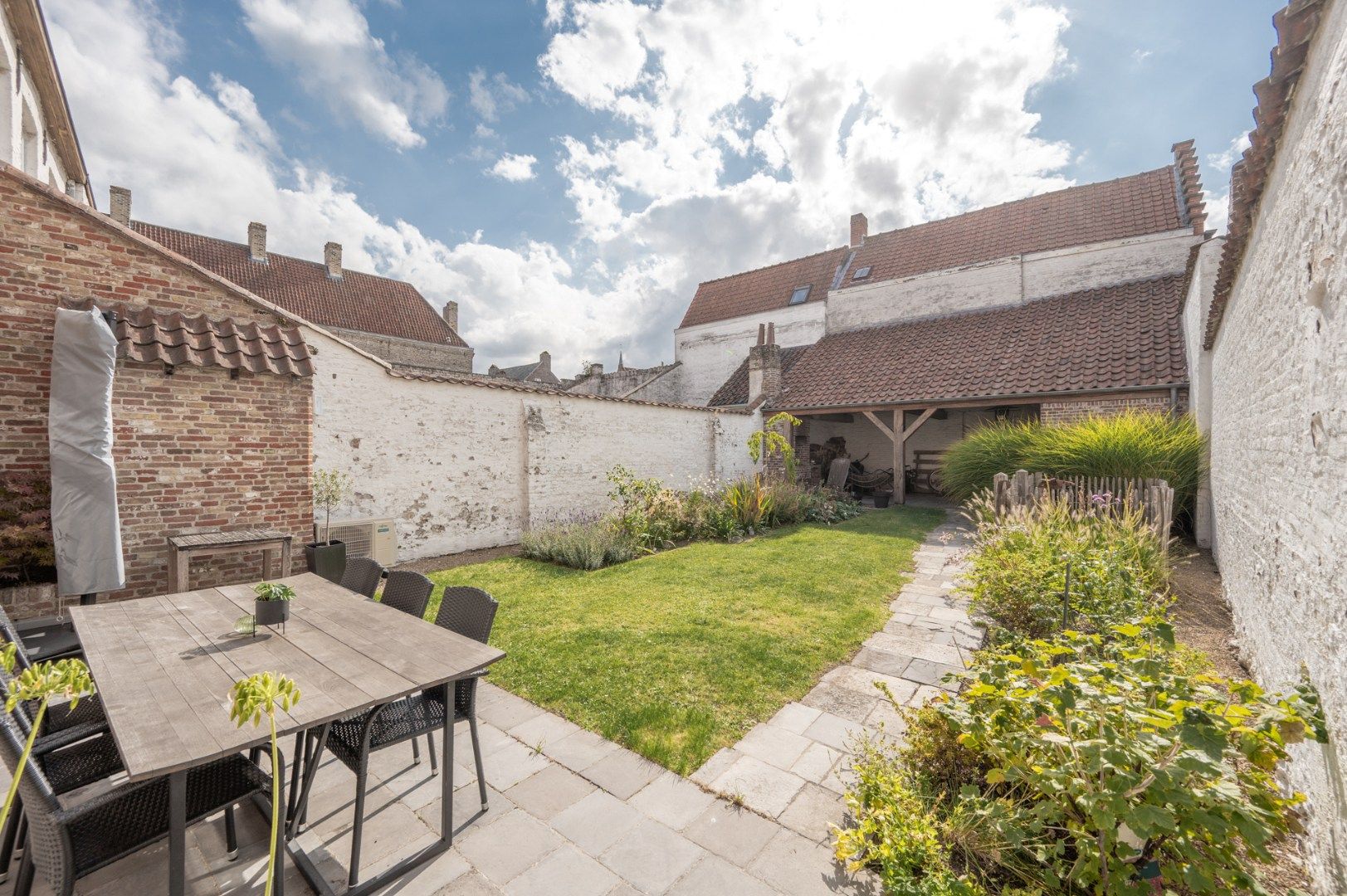 Charmante stadswoning met zonovergoten tuin in hartje Brugge foto 21
