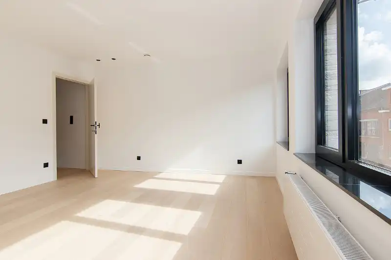 Geslaagde totaalrenovatie met 4 slaapkamers, 2 badkamers, zonnig terras, omheinde tuin en toegang achteraan foto 13