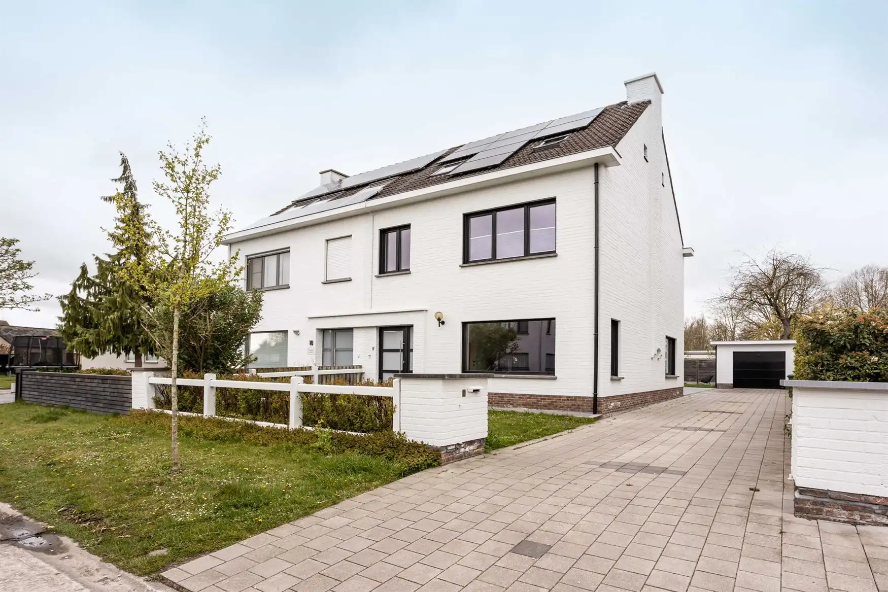 Volledig gerenoveerde gezinswoning met tuin in Drongen foto {{pictureIndex}}