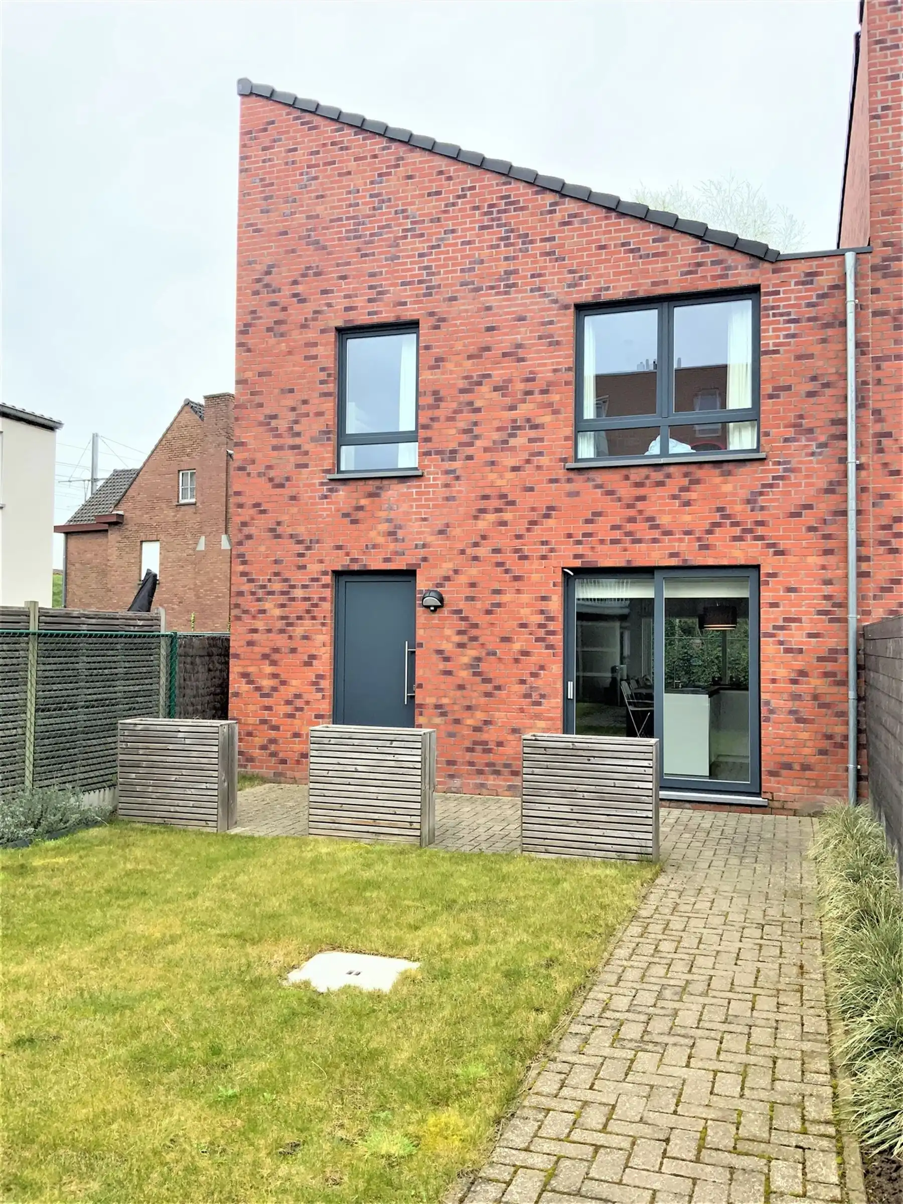 Recente instapklare woning met tuin foto 2