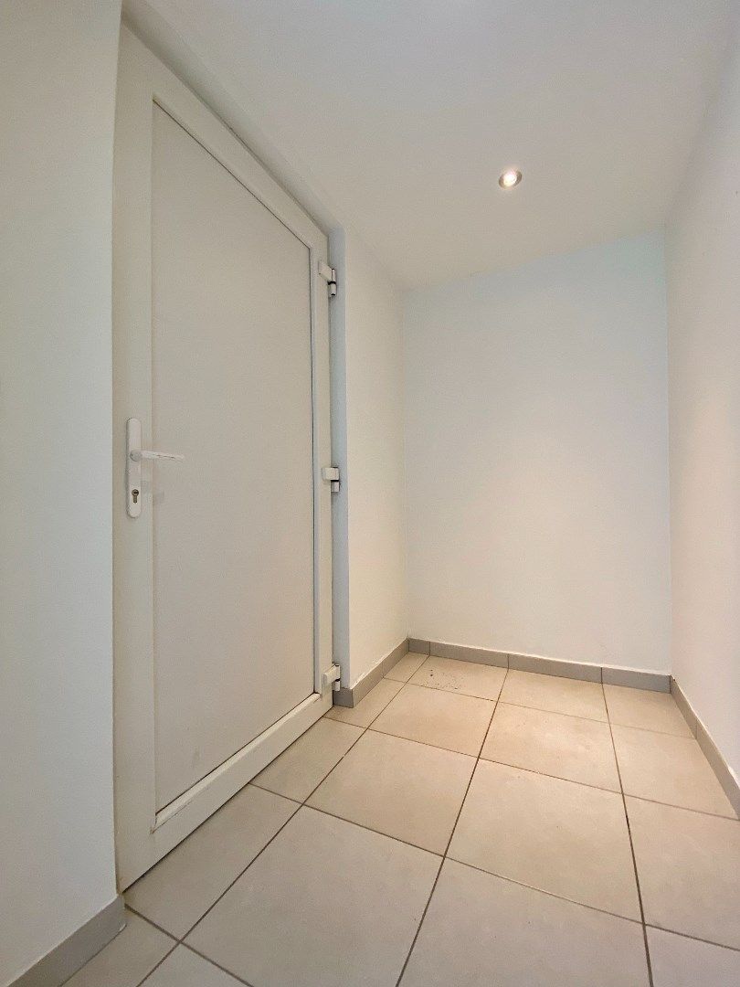 Volledig vernieuwde rijwoning met grote tuin, uitweg en parking. foto 3