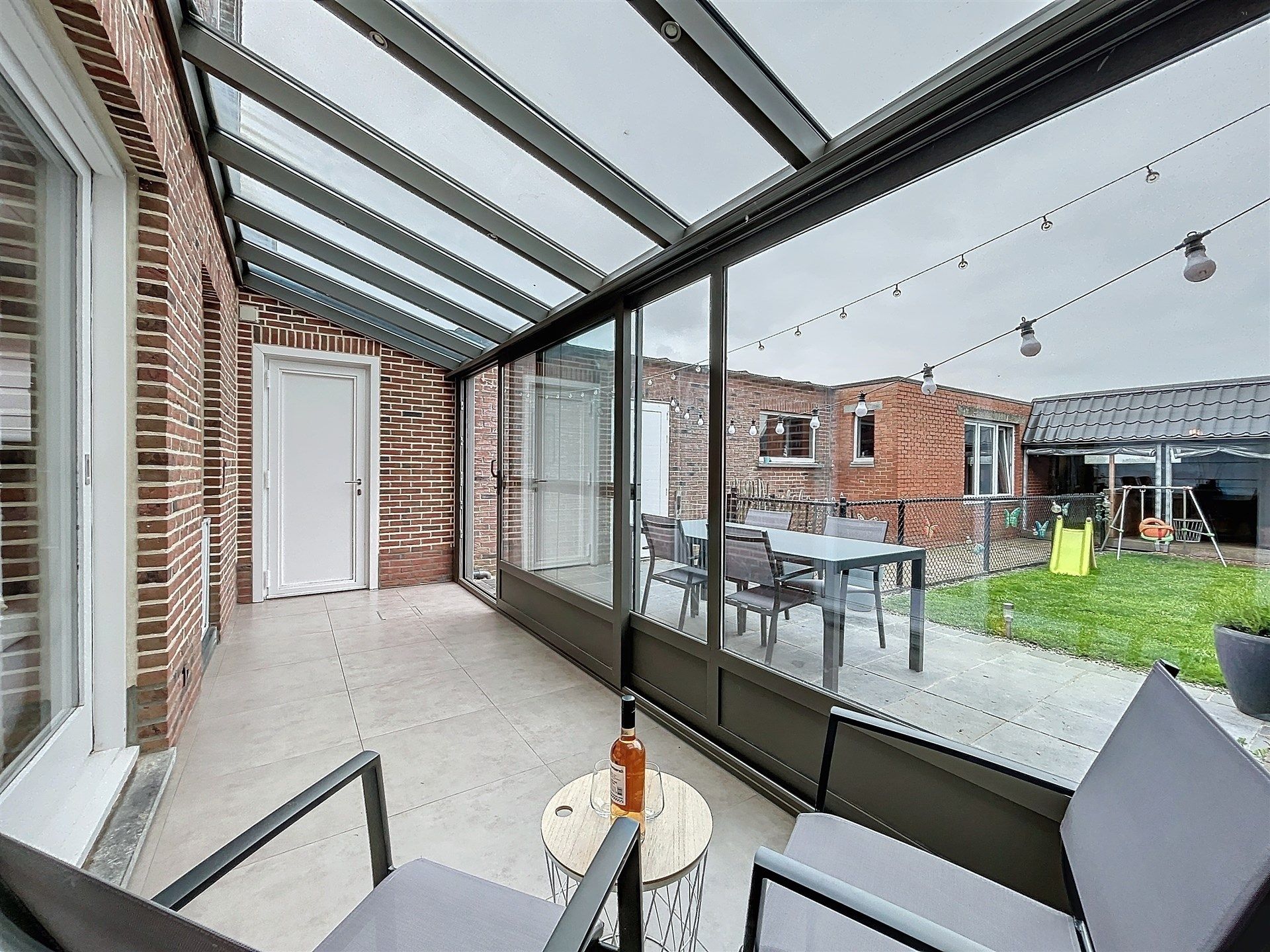 Instapklare half open bebouwing met 3 slaapkamers, ruime garage en tuin op perceel van 261m². foto 2