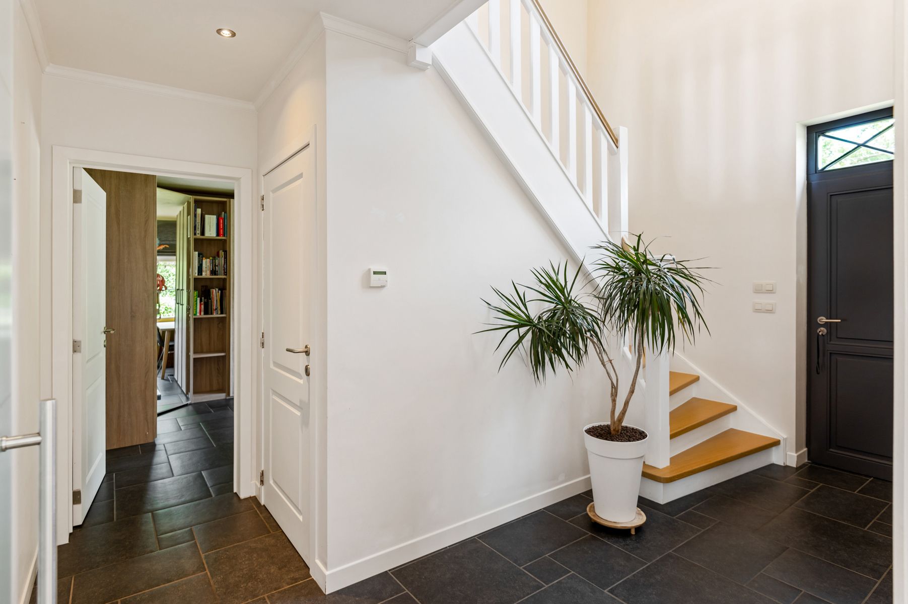 Recente villa met charme op ruime kavel foto 11