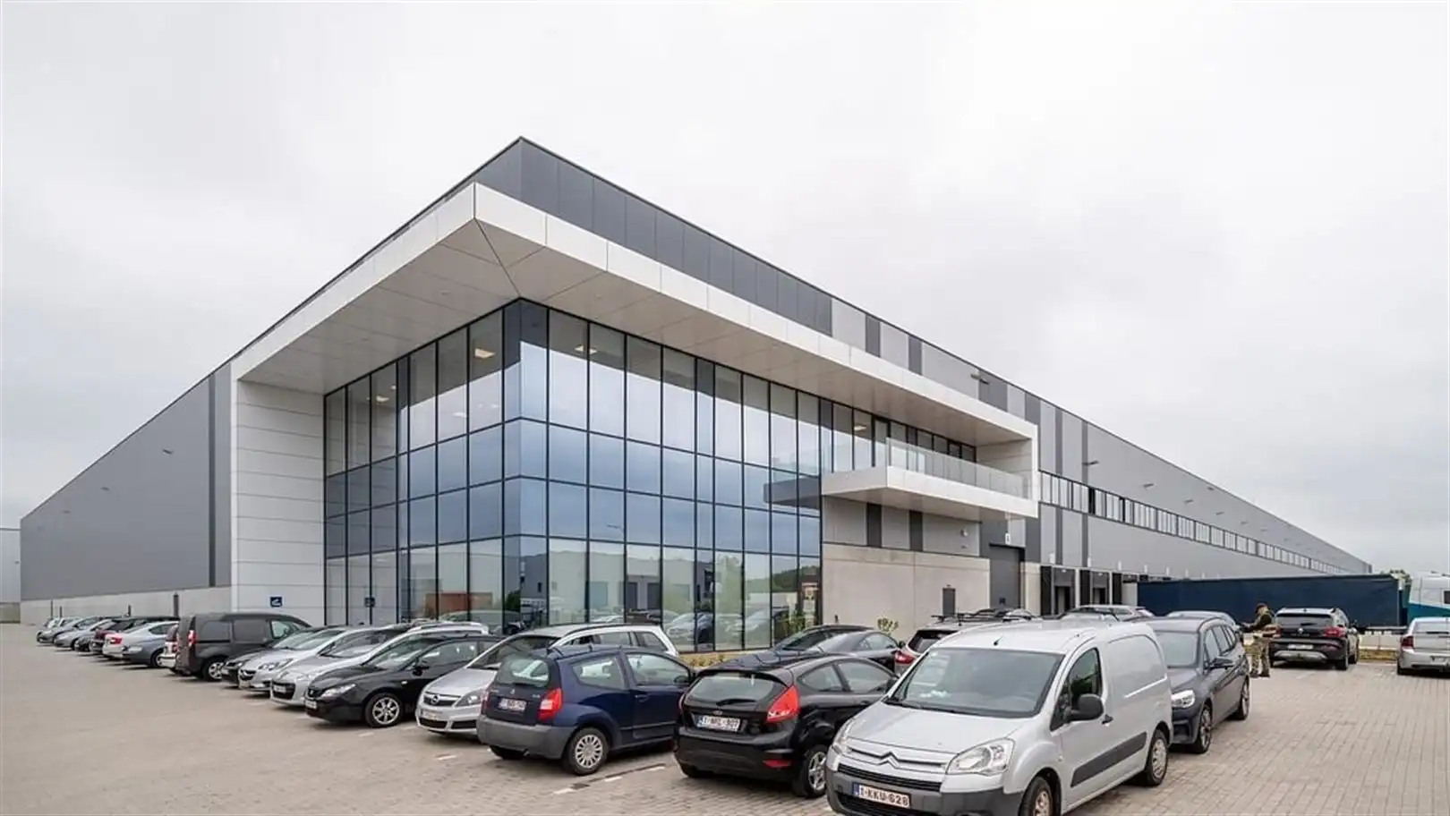 Duurzaam logistiek gebouw nabij de  luchthaven van Charleroi foto 2