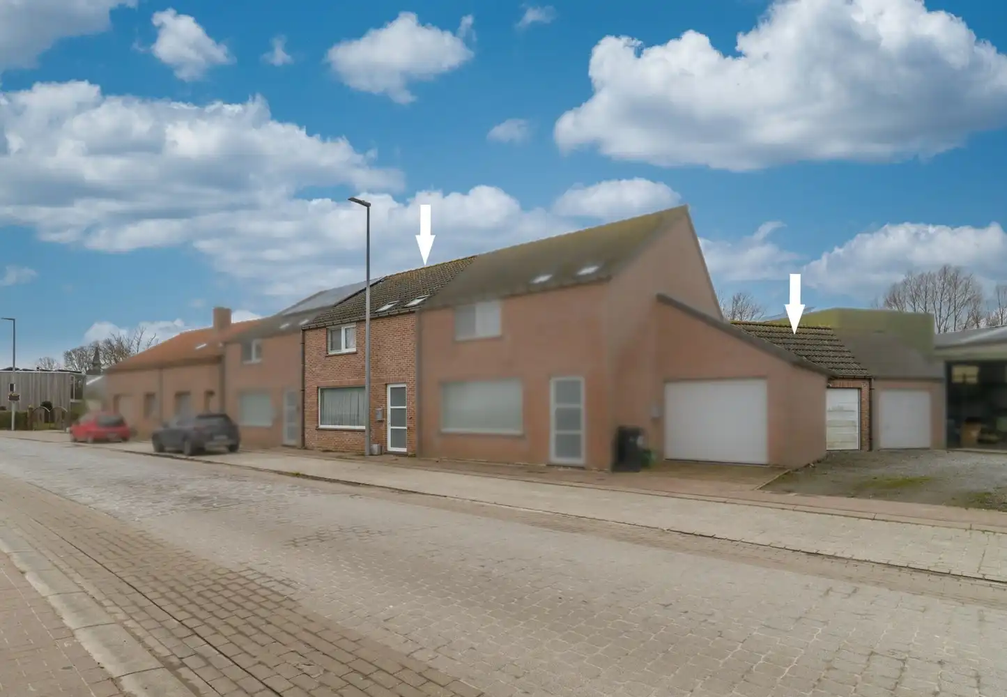 IZENBERGE: Recente rijwoning met alle comfort, 3 slaapkamers, gezellig tuintje en garage op 151m² grondopp. foto {{pictureIndex}}
