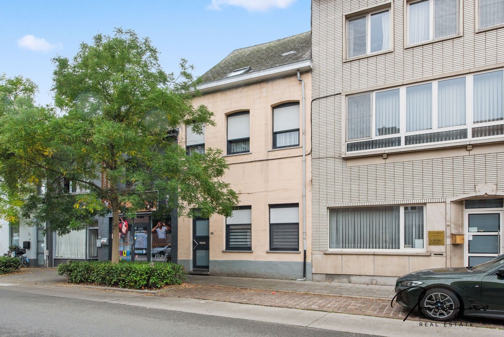 Op te frissen rijwoning met 4 slaapkamers & stadskoer foto 2