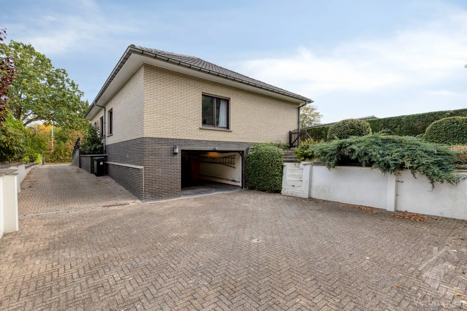 Ruime bungalow met 3 slaapkamers, bureau en dubbele garage foto 2